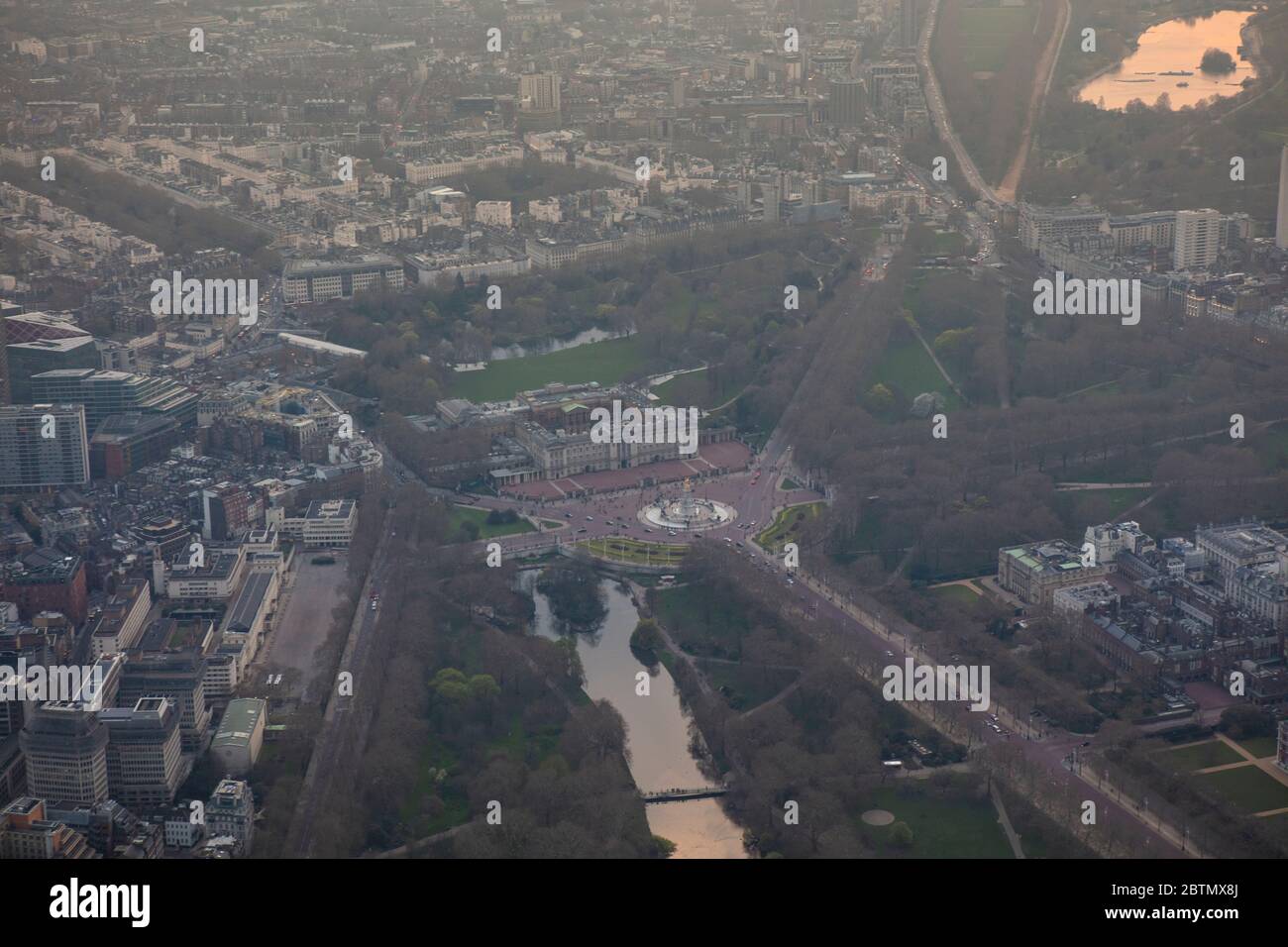 Vue aérienne du palais de Buckingham à Londres à Dusk Banque D'Images