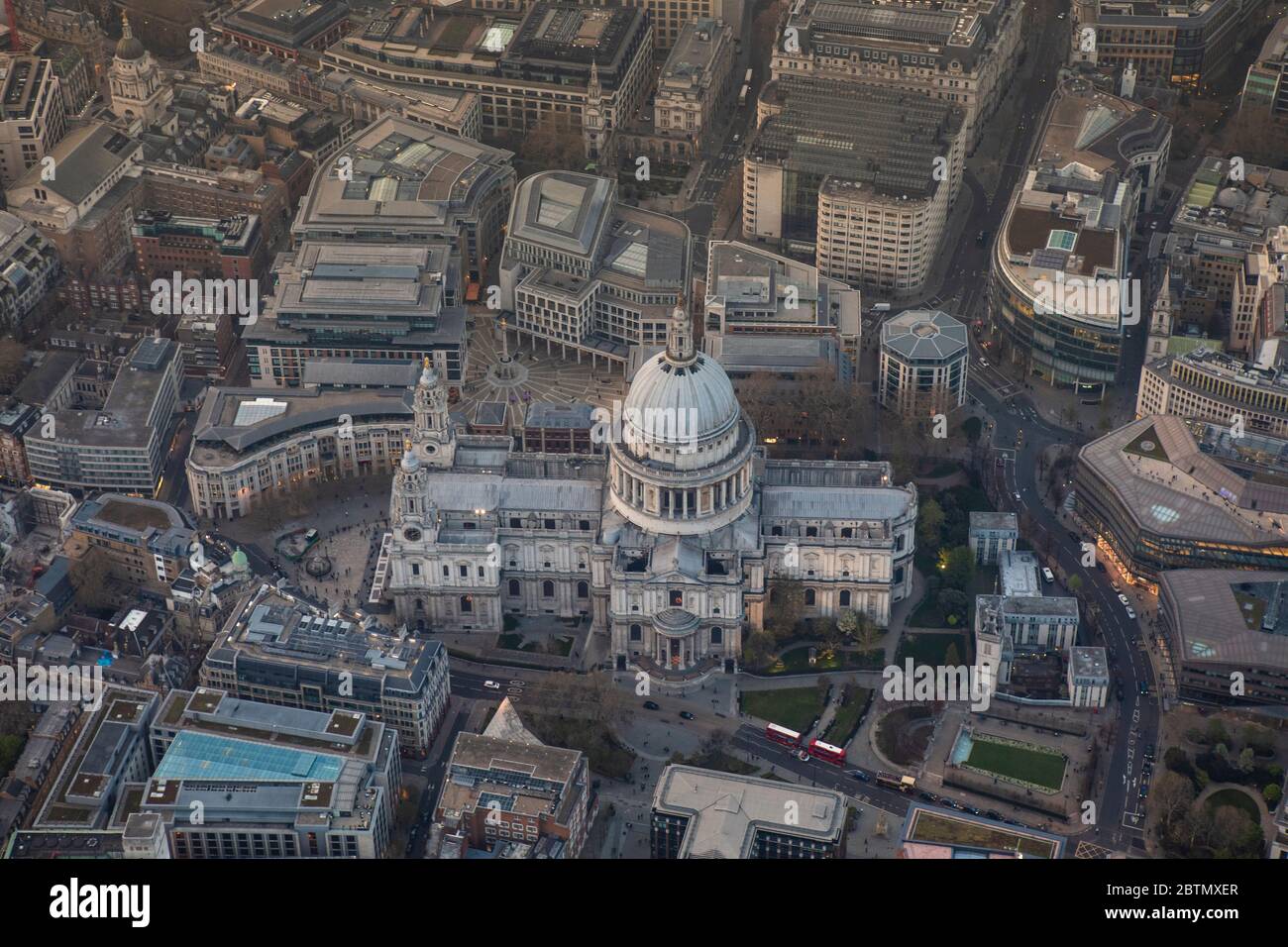 Vue aérienne de la cathédrale St Paul à Londres à Dusk Banque D'Images