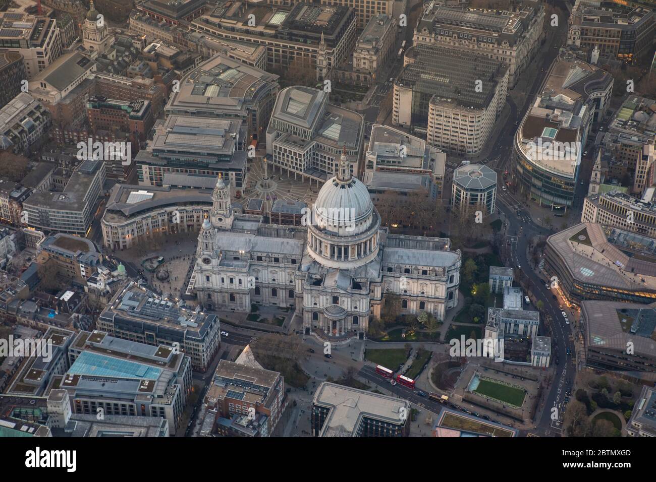 Vue aérienne de la cathédrale St Paul à Londres à Dusk Banque D'Images