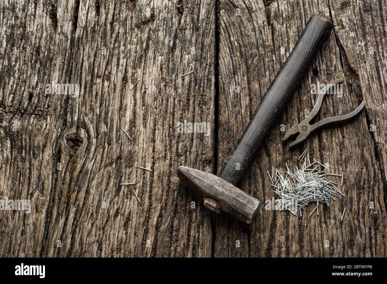 Hammer and Nails abrégé sur fond de bois Banque D'Images