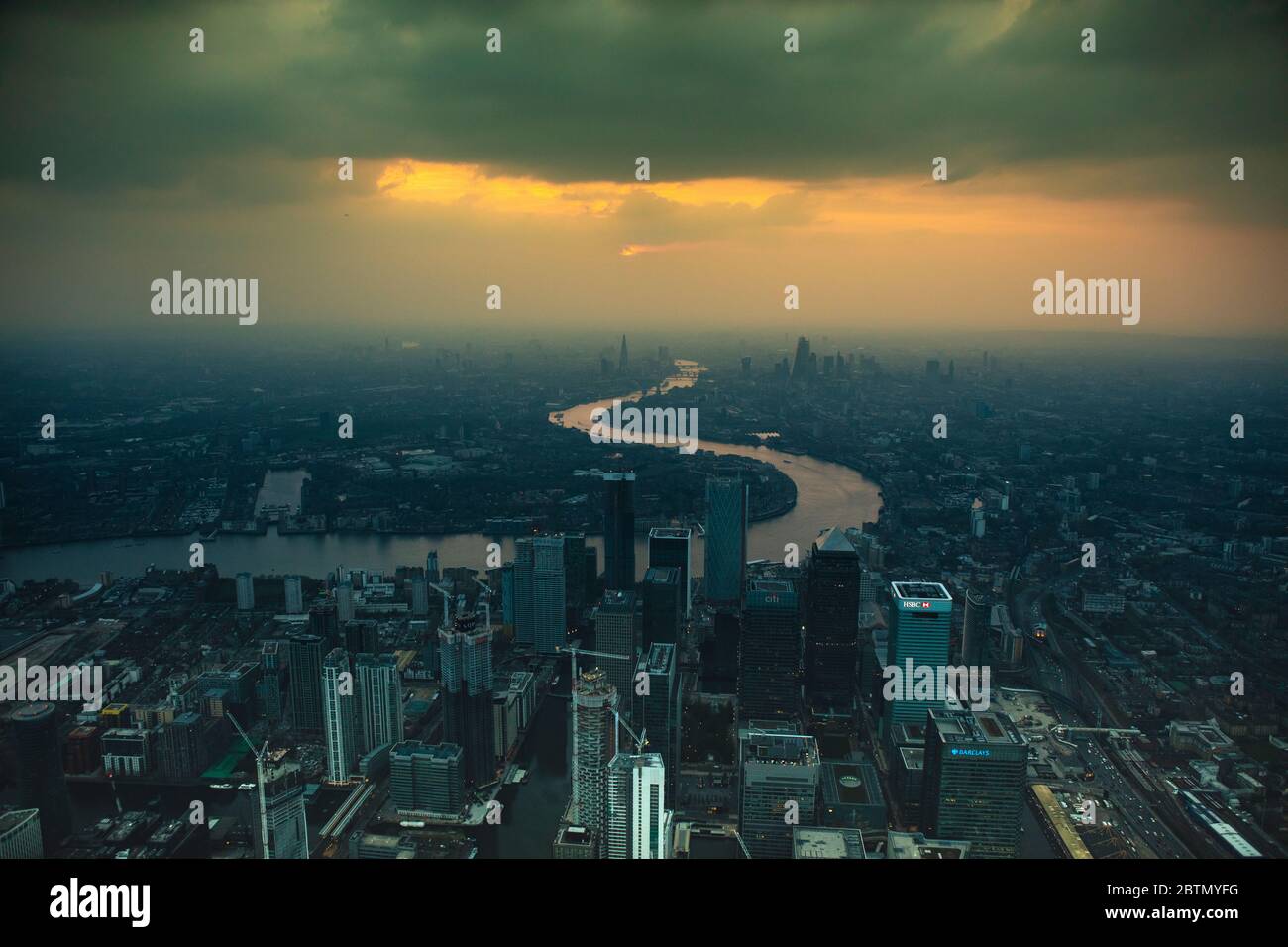 La Tamise et le Skyline de la ville de Londres à Sunset, Royaume-Uni Banque D'Images