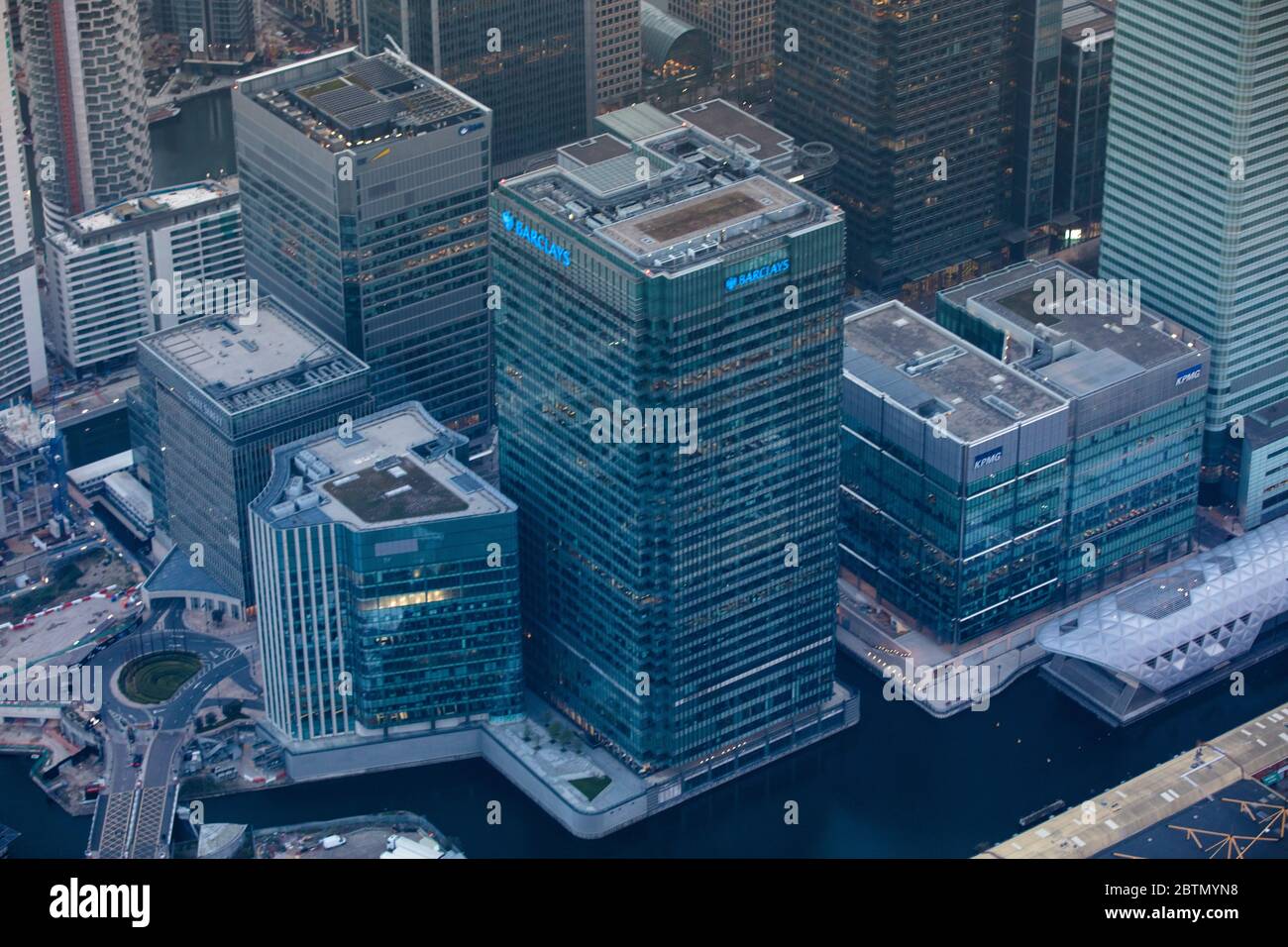 Vue aérienne de Barclays Bank à Canary Wharf à Dusk, Royaume-Uni Banque D'Images
