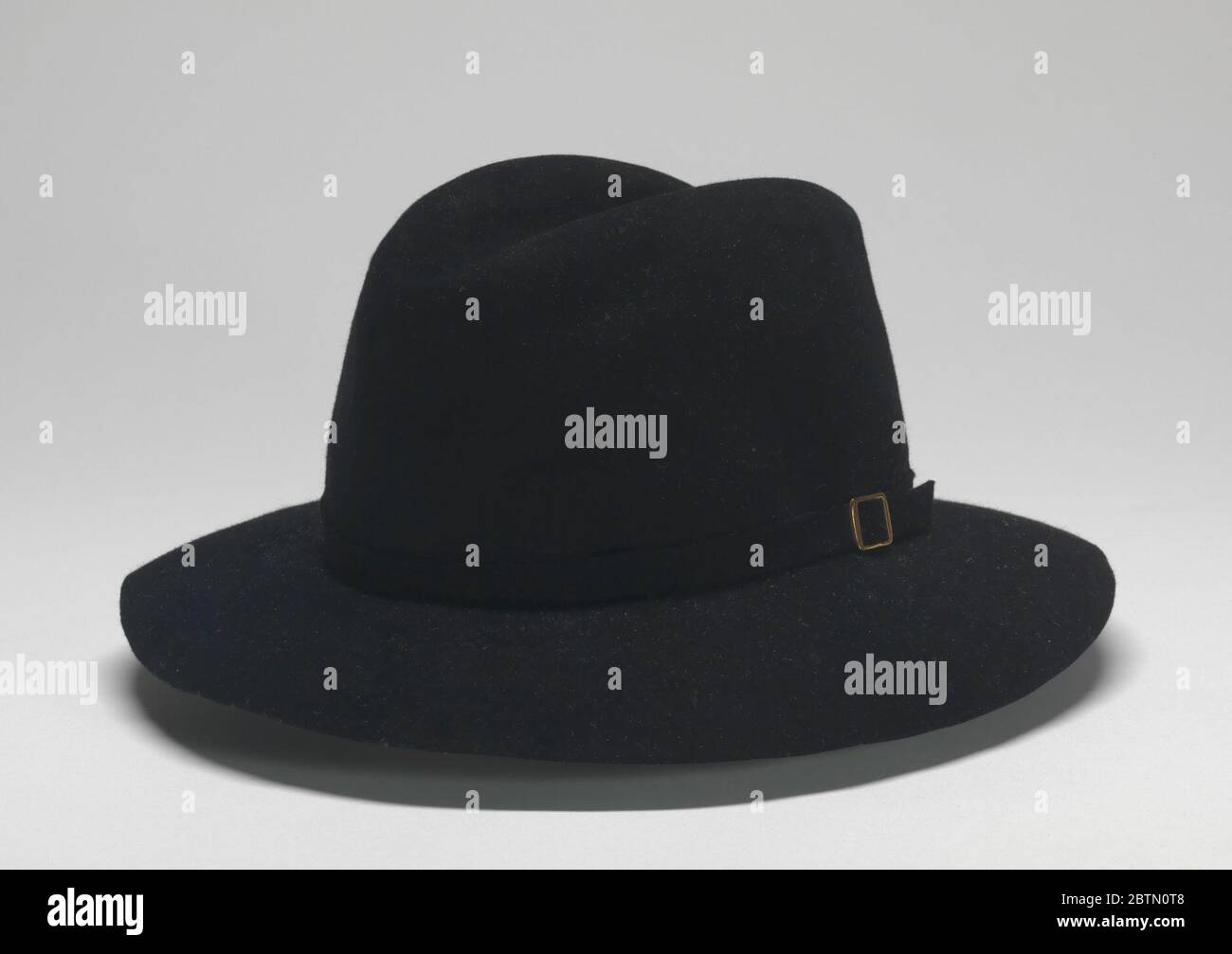 Fedora porté par Michael Jackson lors de la visite de la victoire. fedora en fourrure noire avec boucle en métal doré portée par Michael Jackson lors de sa tournée de victoire de 1984. Banque D'Images