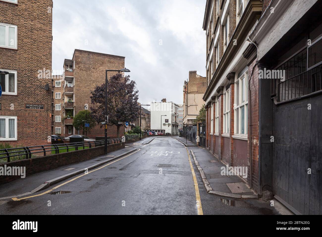 Vue vers l'ouest sur Newcomen Street vers Borough High Street lors d'une journée humide dans le quartier londonien de Southwark Banque D'Images