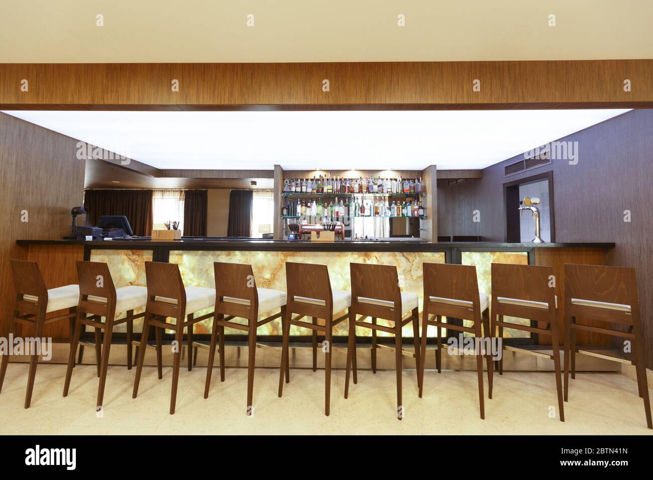 Concept intérieur. Design du bar avec chaises en bois Banque D'Images