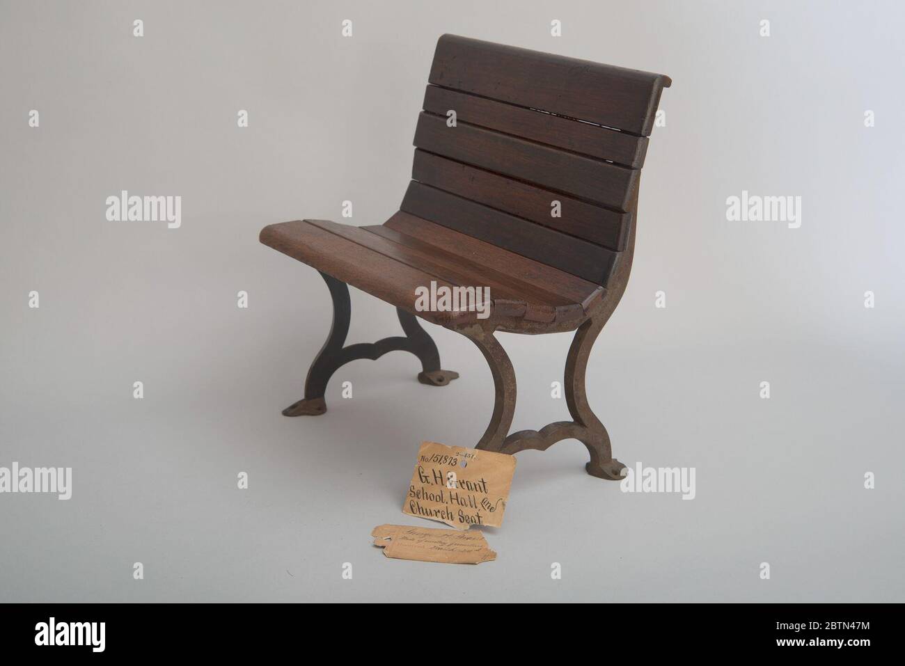 George H accorde le modèle de brevet de siège d'école 1874. George H. Grant, de Richmond, Indiana, a reçu un brevet américain pour un siège amélioré. Brevet n° 151873 a été publié le 9 juin 1874. Ce modèle est une combinaison de fer et de bois. Le siège amélioré peut être utilisé dans les églises, les parcs, les écoles, les halls ou les pelouses. Banque D'Images