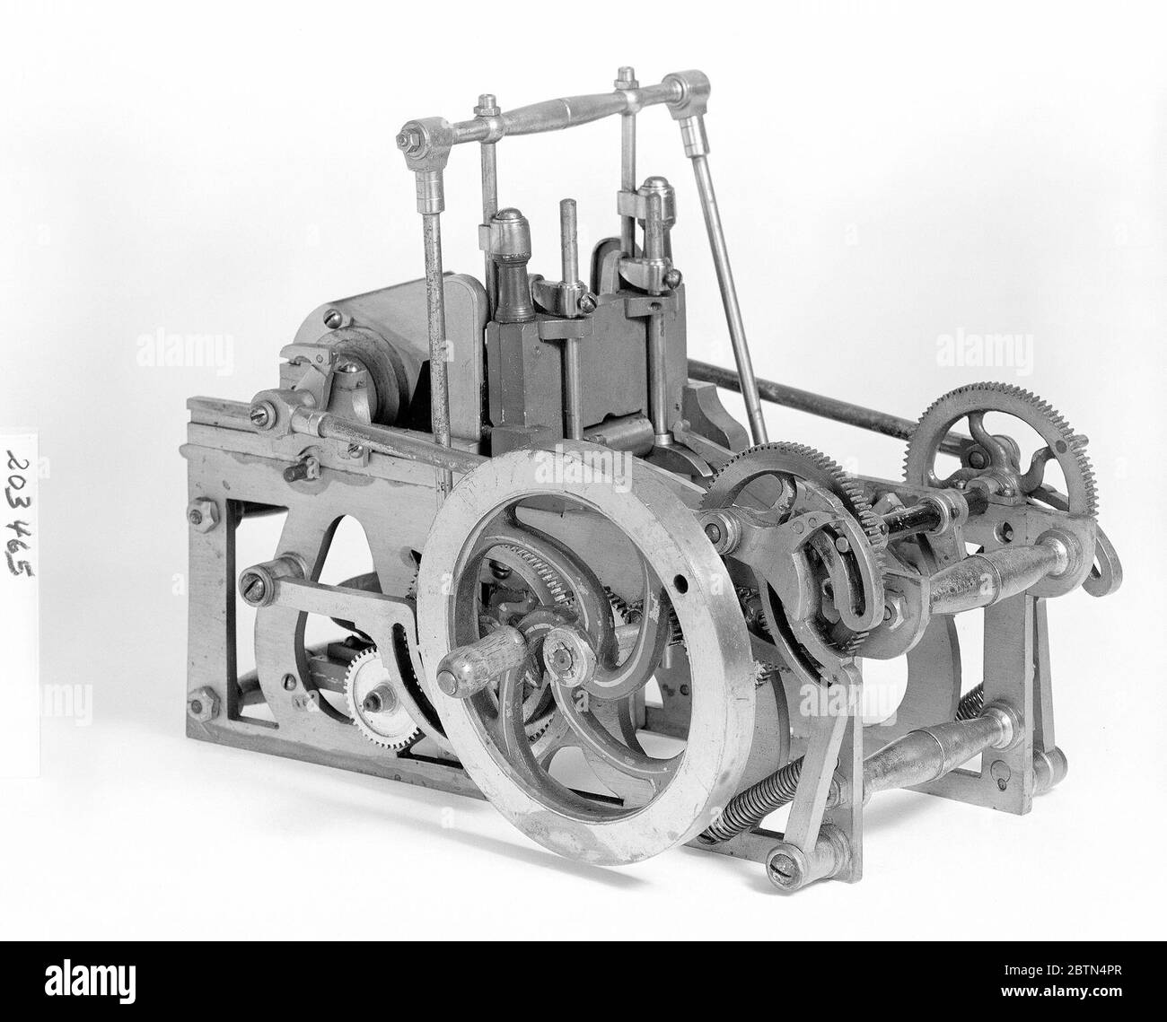 Modèle de brevet d'une presse d'impression de plaques. Ce modèle de brevet démontre une invention pour une presse à imprimer qui a reçu le brevet numéro 203465. Le brevet décrit une presse à plaque en cuivre dans laquelle la « planche » ou le lit transportant la plaque a été placé verticalement. Banque D'Images