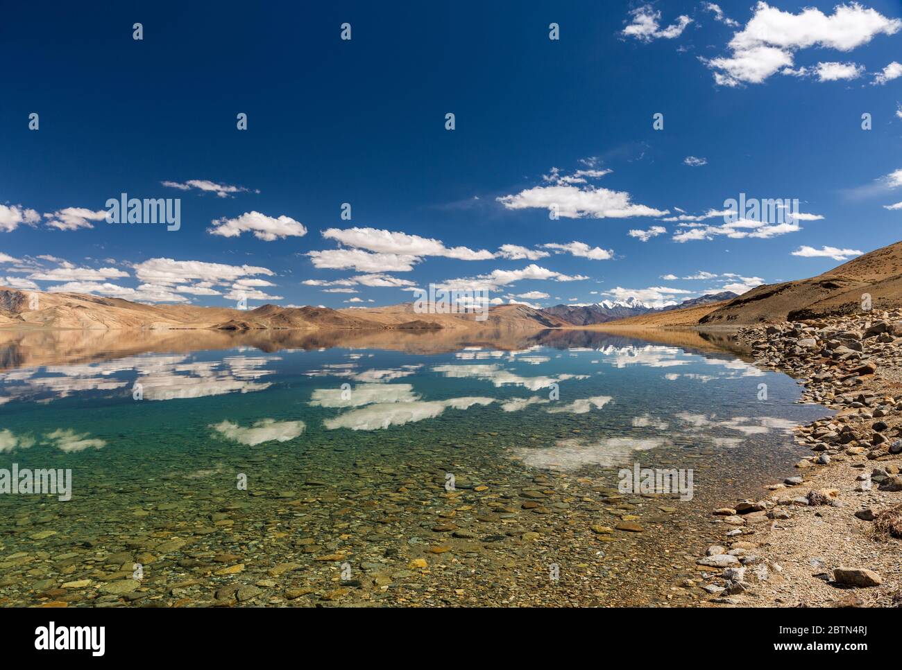 Un lac d'eau salée de haute altitude Moriri à Ladakh, Inde. Le lac est situé près de l'ancienne route commerciale entre l'Inde et le Tibet. Banque D'Images