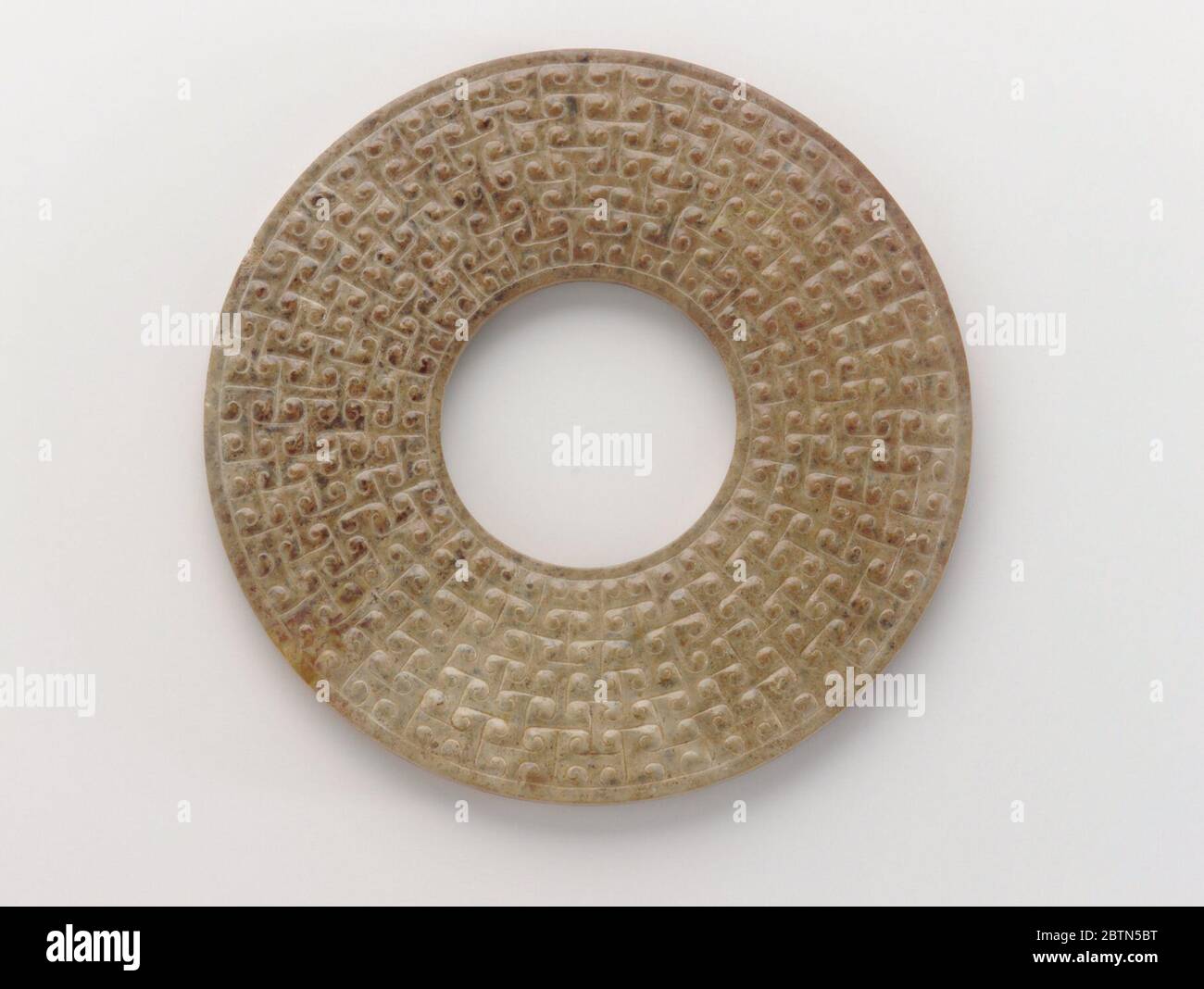 ; Chine; 475-221 B.C. E.; Jade (nefphrite?); diam x P: 8.4 x 0.5 cm (3 5/16 x 3/16 po); achat Banque D'Images