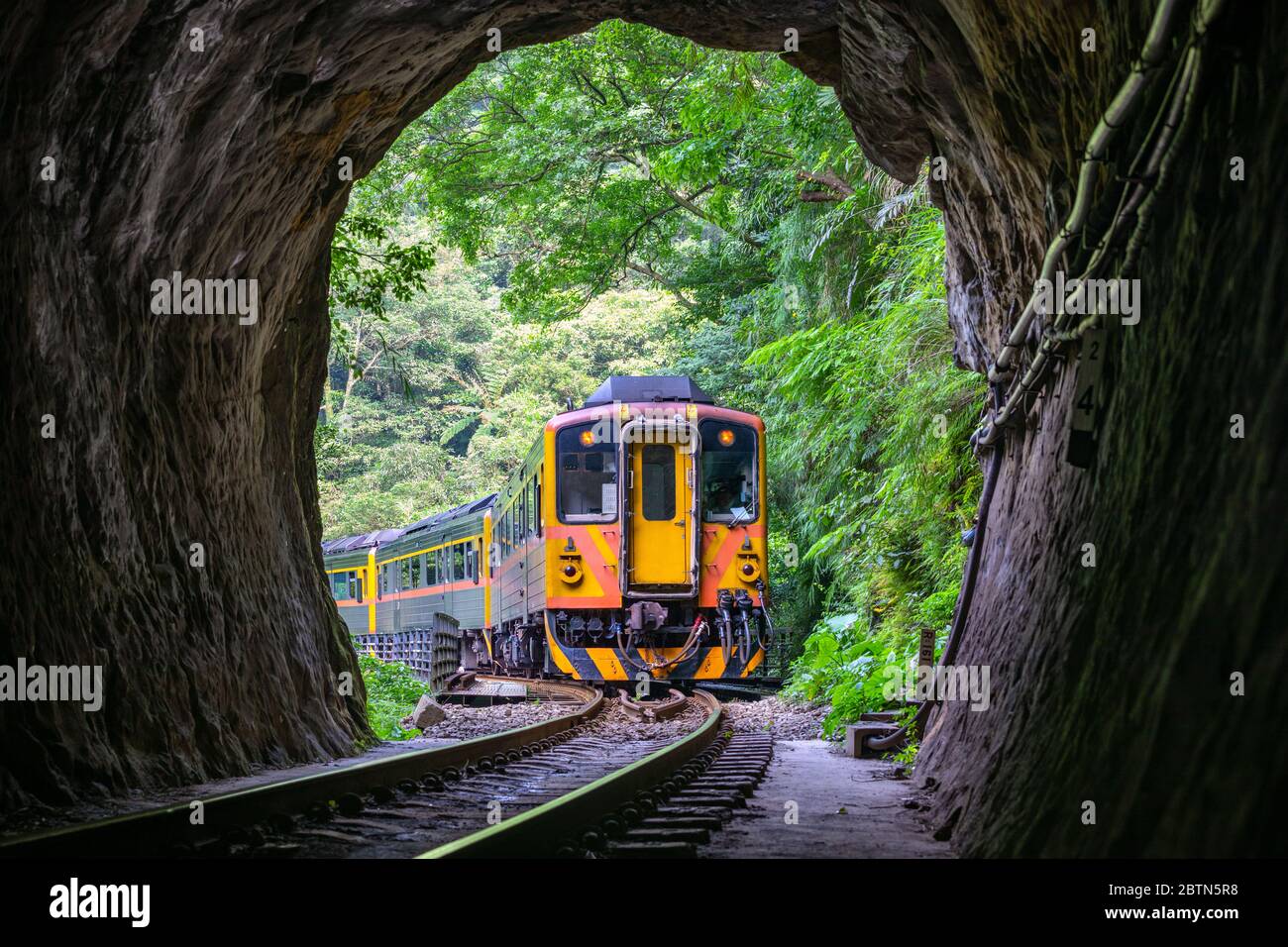 Train avec tunnel de la ligne Pingxi, Taïwan - voie unique de l'Administration ferroviaire de Taïwan, tiré dans le district de Pingxi, Nouveau-Taipei, Banque D'Images