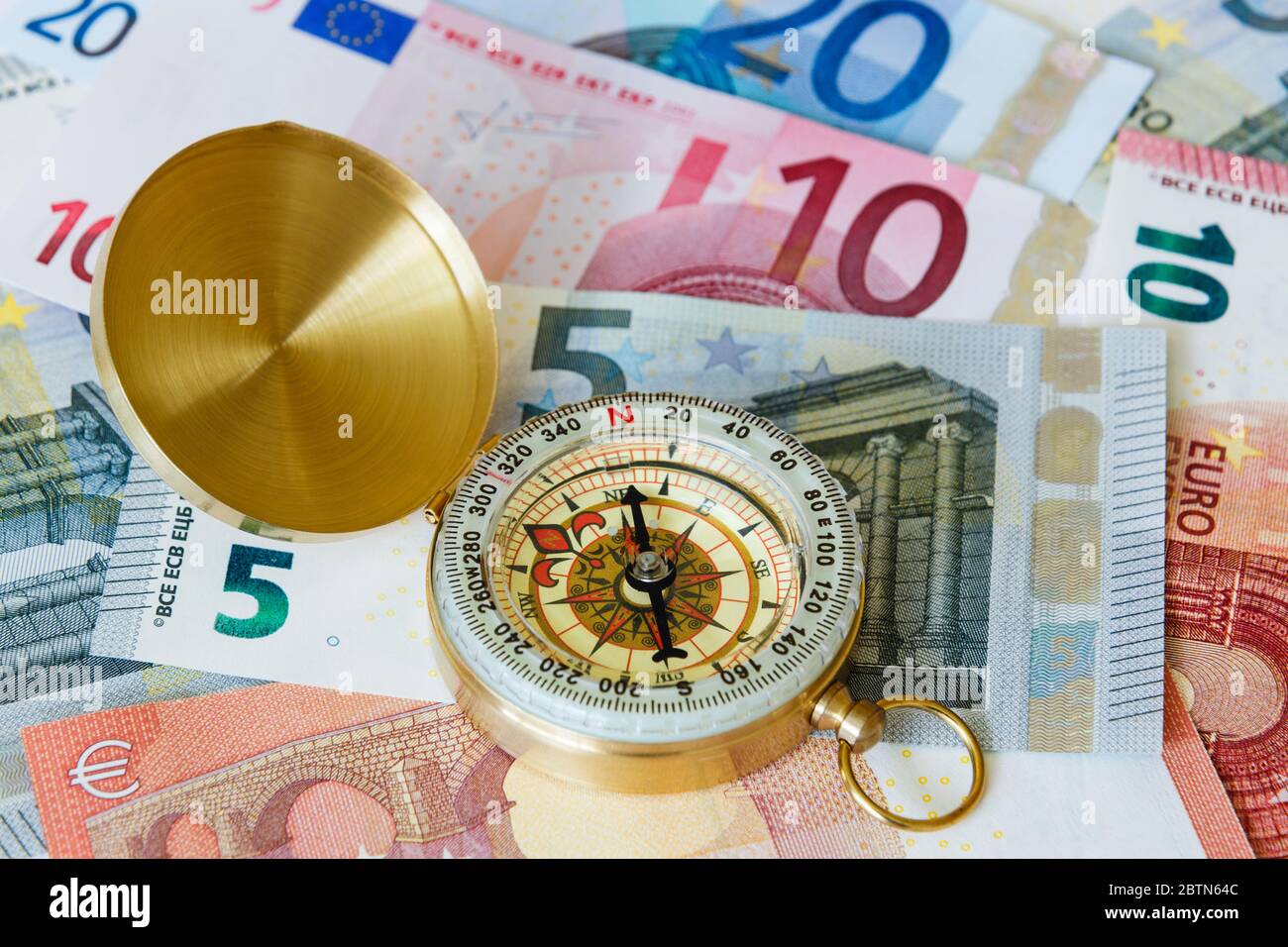 Une boussole en laiton sur la monnaie de l'UE l'euro note les billets en euros pour illustrer l'orientation de l'économie de la zone euro. Europe Banque D'Images