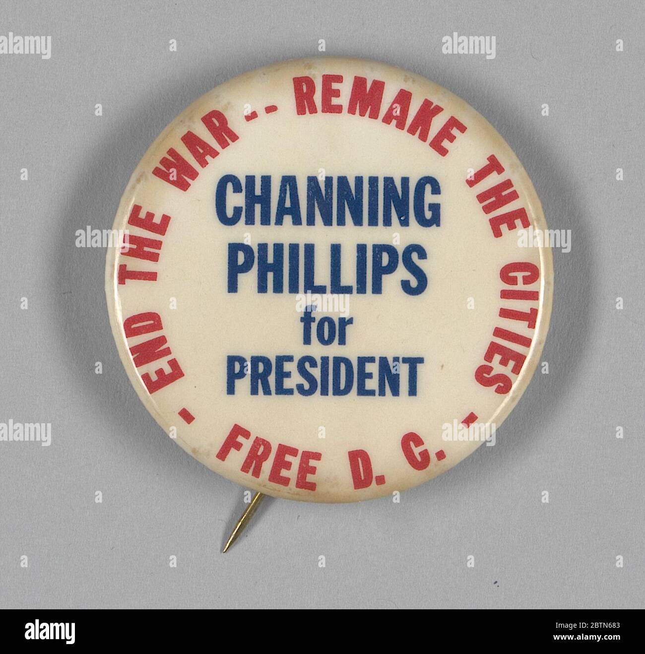 Pinback Button pour la campagne présidentielle de Channing Phillips. Un bouton de retour en métal et en plastique. Sur fond blanc, le texte bleu au centre se lit comme suit : [CHANNING / PHILLIPS / FOR / PRESIDENT]. Autour du bord, imprimé en rouge est: [FIN DE LA GUERRE -- REFAITES LES VILLES -- LIBRE D.C.]. Banque D'Images
