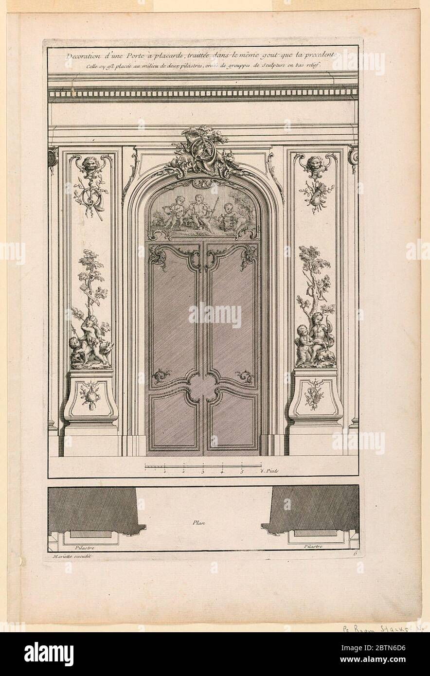 Assiette 6 Décoration dune Portal doubles placards traitte dans la mme goutte. Recherche en Progressa double porte décorée de sculptures de rocaille. Au-dessus de la porte d'entrée semi-circulaire avec un tableau de putti. Au-dessus de lui, l'extension de la sculpture de cadre, un trophée de jeu. Sous le profil. Banque D'Images