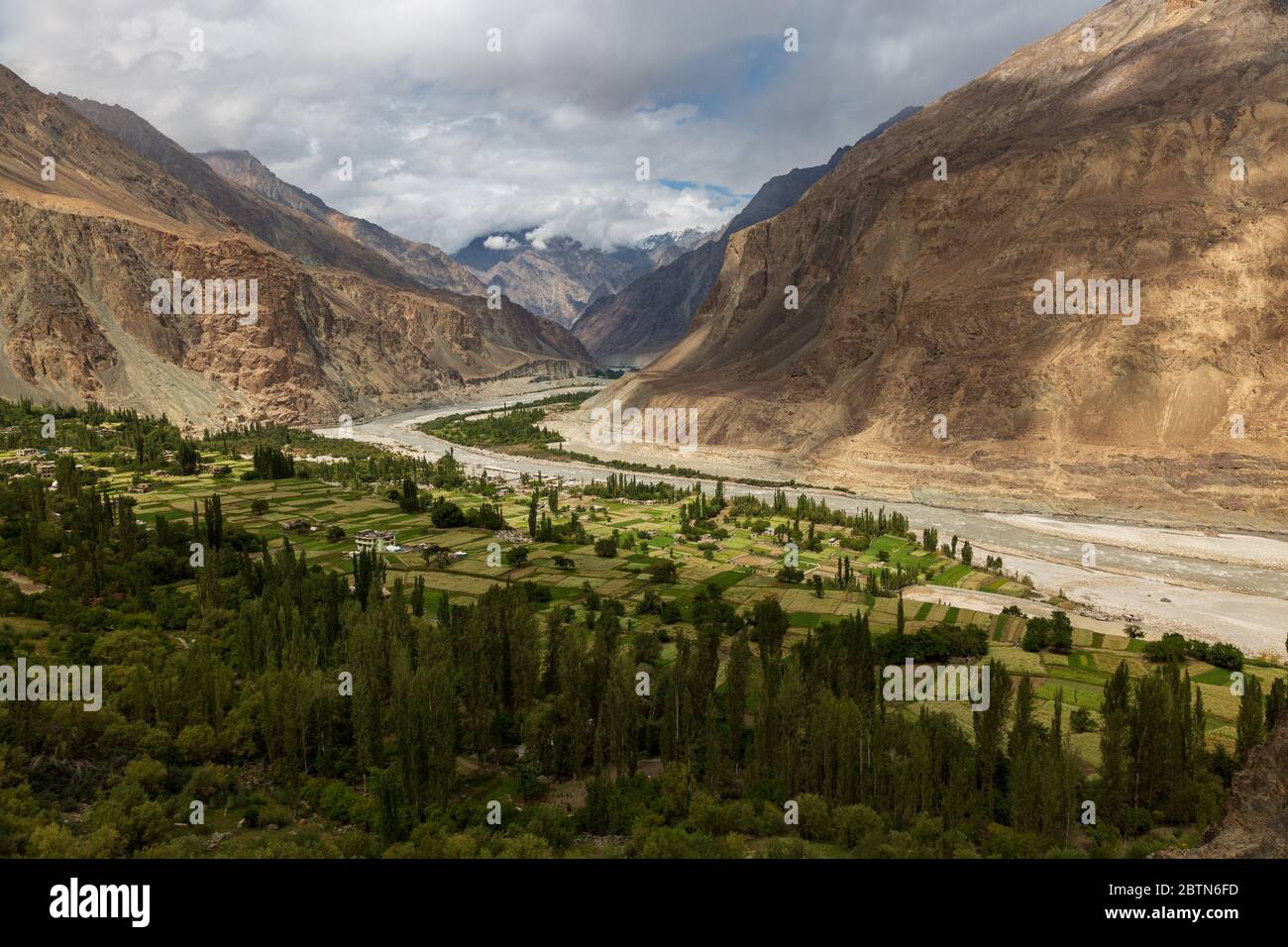 Une vue sur le village de Turtuk situé sur la rive de la rivière Shyok dans l'Himalaya trans, Ladakh, Inde Banque D'Images