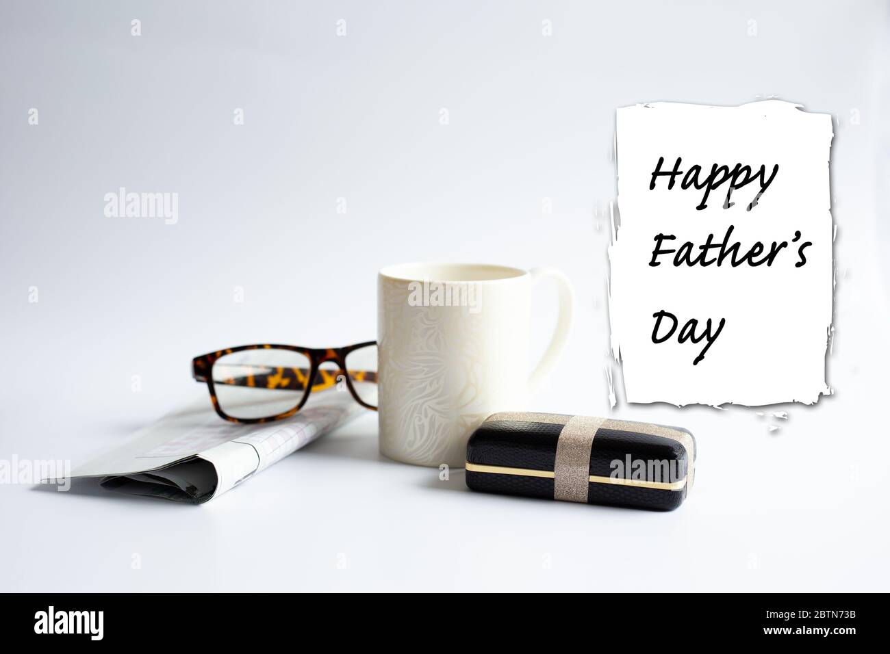 Tasse de café du matin, lunettes, boîte cadeau emballée, mot-clé de journal sur fond clair Banque D'Images