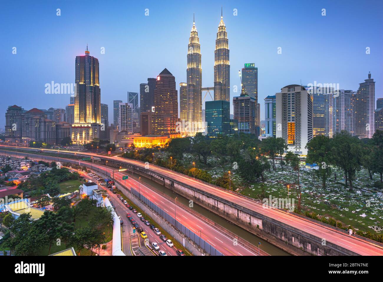 Kuala Lumpur, Malaisie, autoroutes et horizon la nuit. Banque D'Images
