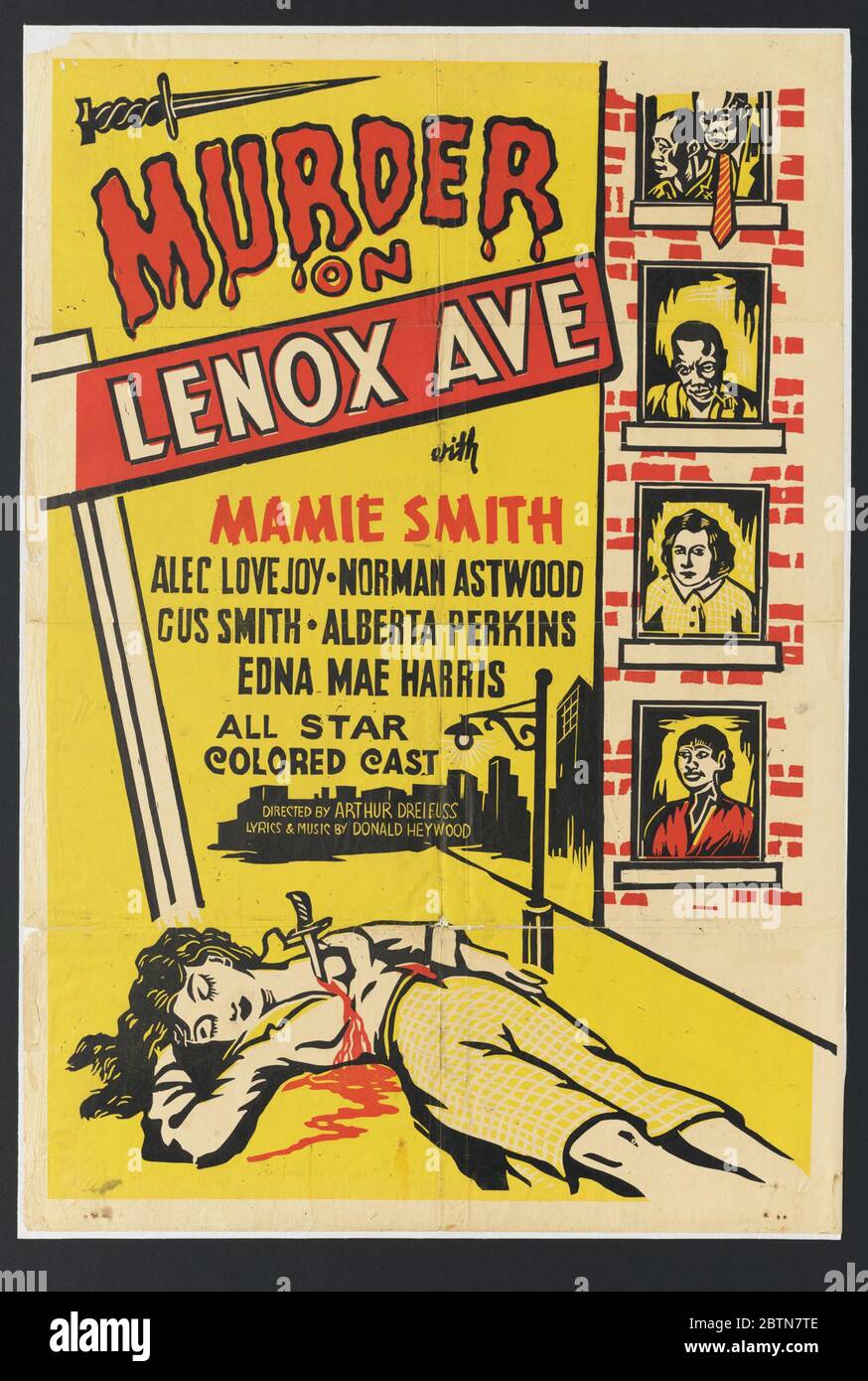 Affiche pour meurtre sur Lenox Ave. Cette affiche de film représente une femme qui est dans la rue avec un couteau dans sa poitrine. Portant un chemisier de couleur claire et une jupe jaune, elle se trouve sous un lampadaire en face d'un bâtiment en briques à plusieurs étages. Banque D'Images