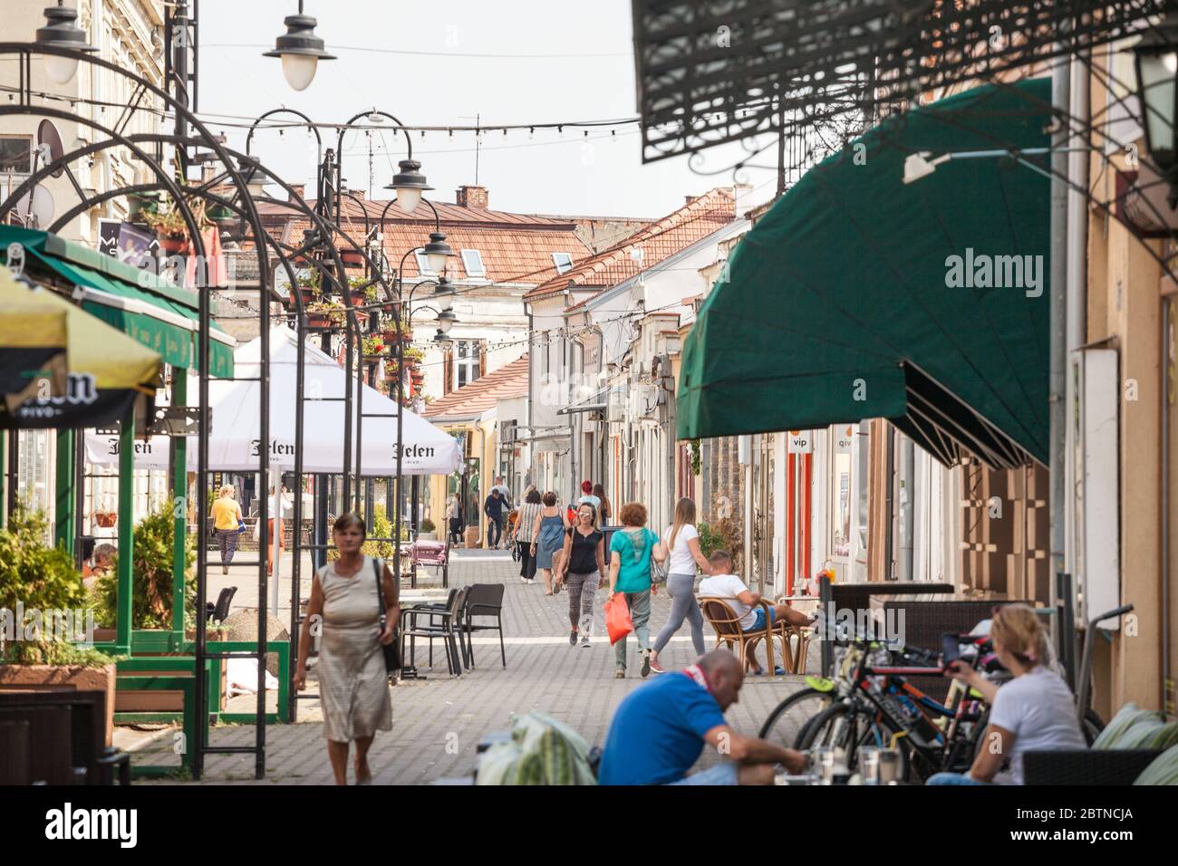VALJEVO, SERBIE - 31 AOÛT 2019 : rue Klesa Milosa, la principale rue piétonne de la ville, avec des personnes assises dans des cafés et à pied, Valjevo est un Banque D'Images
