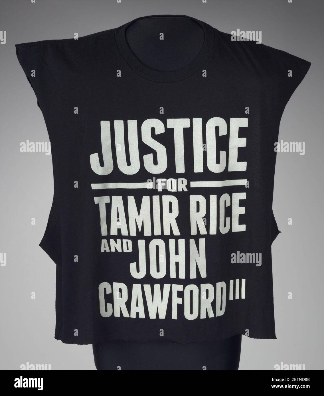 T-shirt pour Tamir Rice et John Crawford porté par Andrew Hawkins. Un t-shirt modifié à la main porté par Andrew Hawkins, joueur de football des Cleveland Browns. La chemise a été découpée avec des bords rugueux sur le fond et le long des manches, ce qui la rend caillée dans un débardeur court. Banque D'Images