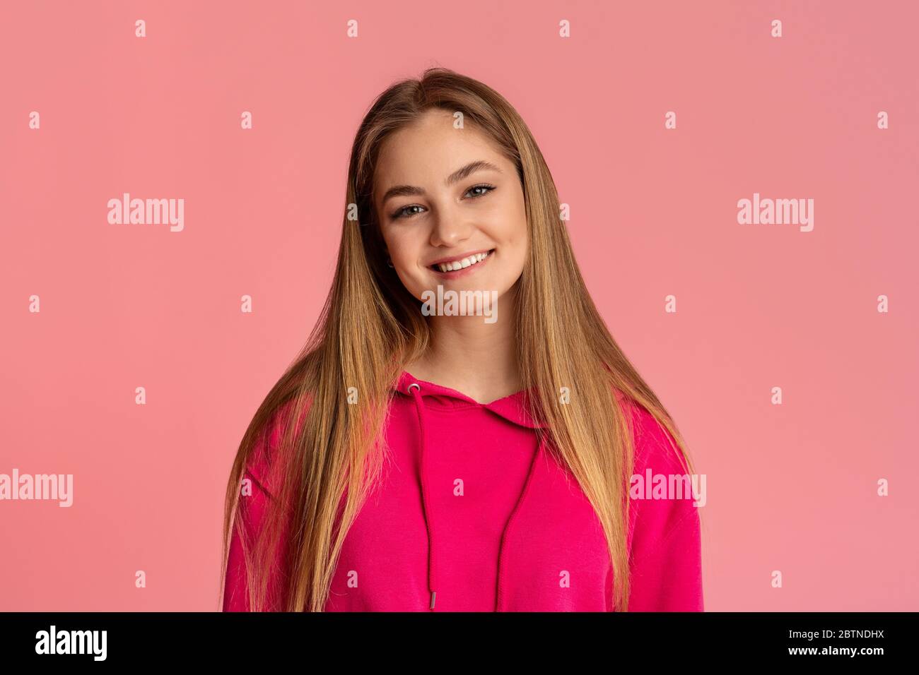 Nouvelle génération d'adolescents. Portrait de belle fille souriante Photo  Stock - Alamy