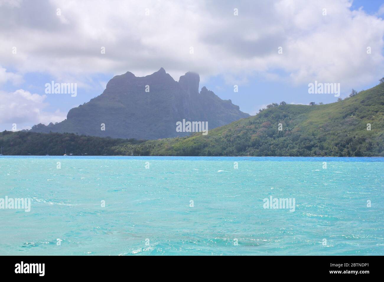 Vue de la mer sur le mont Otemanu sur l'île de Bora Bora. Polynésie française Banque D'Images