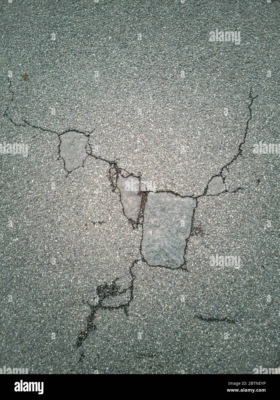 Ancienne route - surface d'asphalte gris fissuré - texture rapprochée Banque D'Images