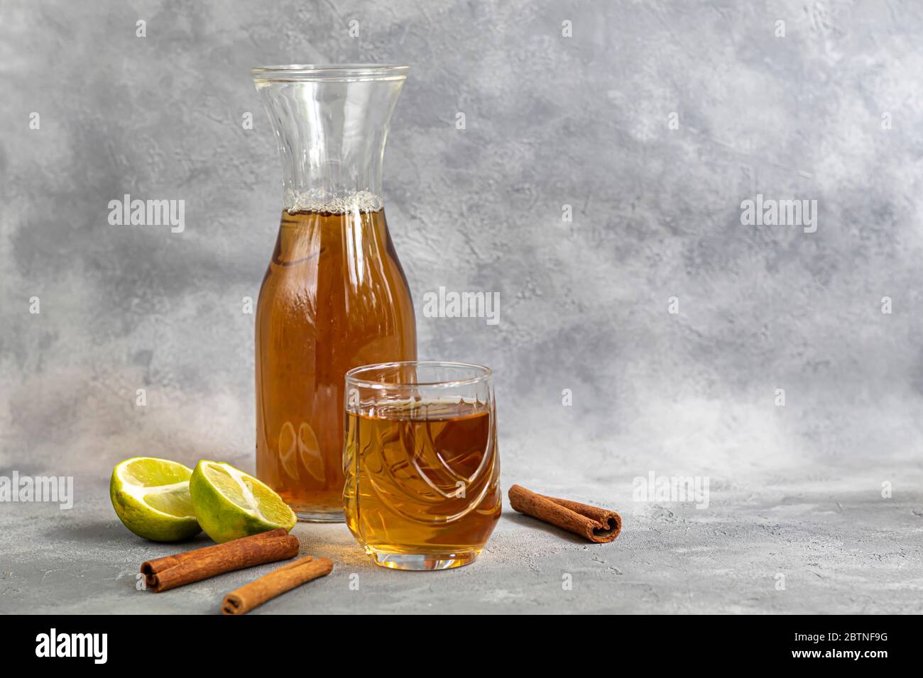Kombucha ou cidre, boisson fermentée sur fond gris. Une boisson saine  probiotique est Kombucha Photo Stock - Alamy
