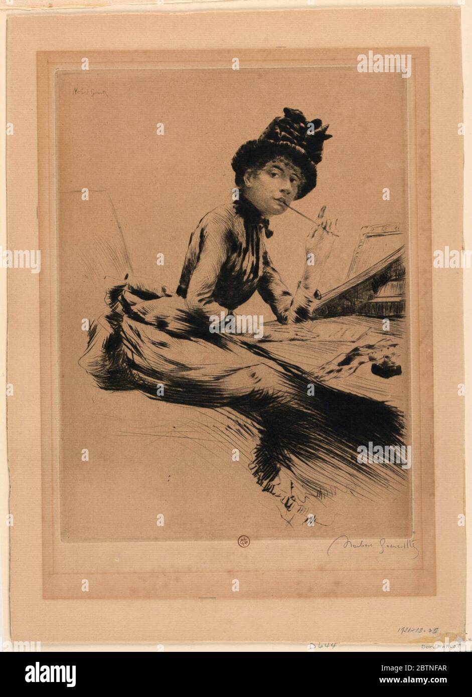 Jeune fille crivant. Recherche en Progressa jeune femme portant un chapeau avec un noeud est vu dans le profil droit, assis à un bureau avec une lettre particulièrement complétée avant elle. Elle mord la pointe du porte-stylo et regarde vers l'observateur. Banque D'Images