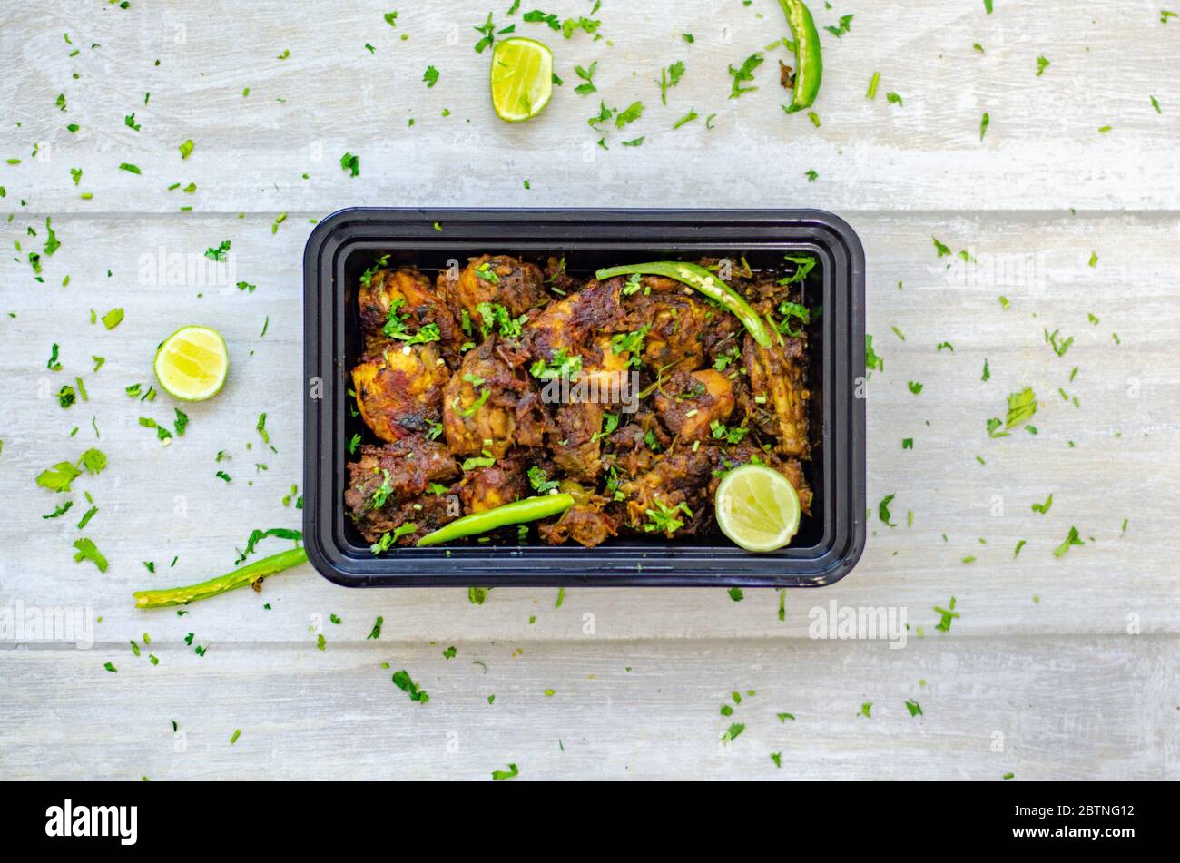 Poulet Chukka garni de coriandre, de lime et de Chilis verts. C'est la préparation de l'Inde du Sud. Banque D'Images