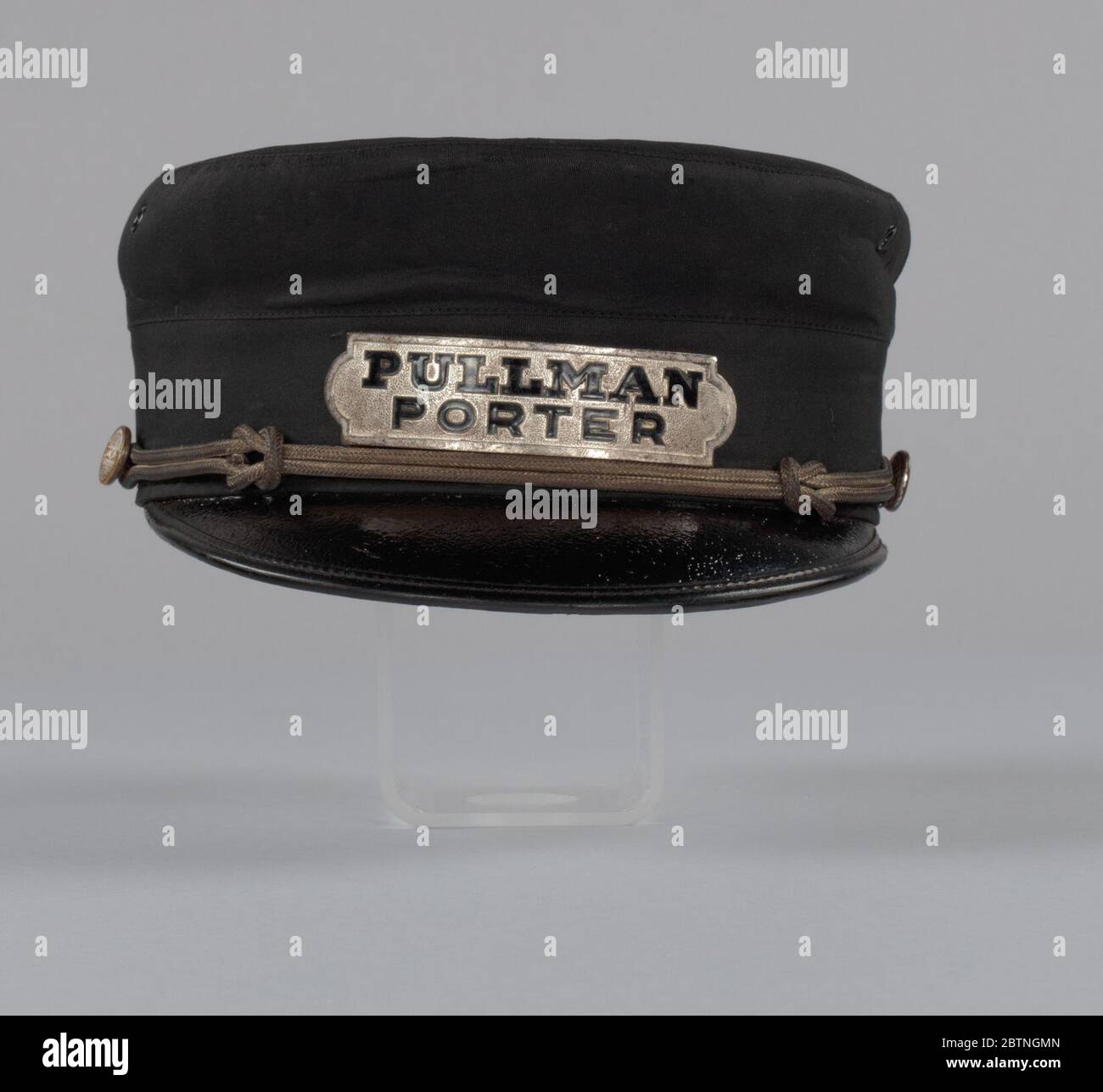 Casquette uniforme appartenant au Pullman porter Robert Thomas. Une casquette d'uniforme Pullman porter appartenant à Robert Jackson Thomas. Le capuchon est doté d'une couronne noire rigide et d'une visière en plastique noir. Des boutons métalliques sont situés des deux côtés du capuchon, à l'endroit où la visière rencontre la couronne. Les boutons sont de couleur argent avec le mot « PULLMAN ». Banque D'Images