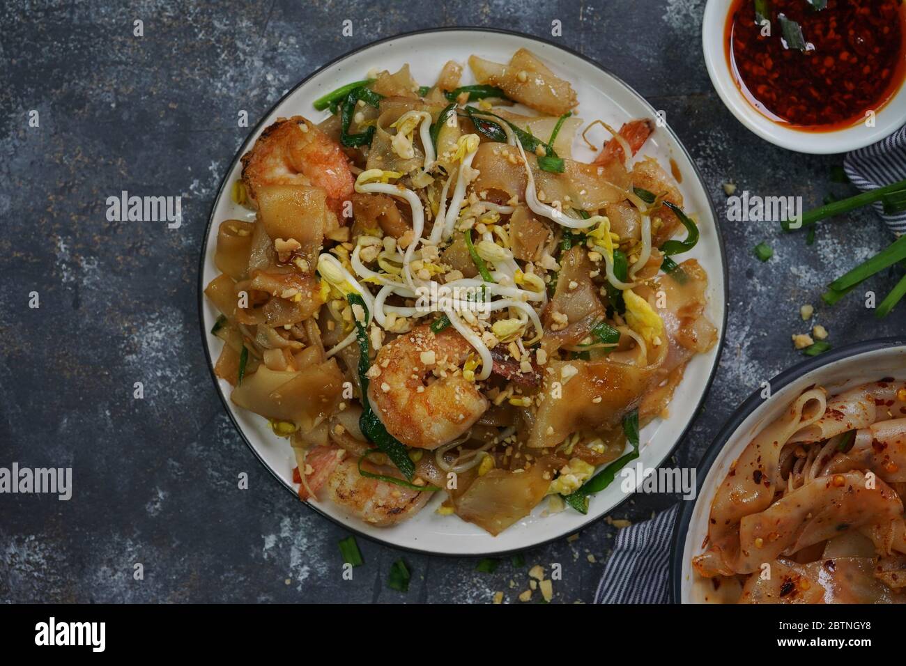 Coussin thaïlandais à la maison avec nouilles de riz plates et crevettes Banque D'Images