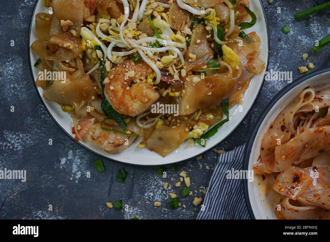 Coussin thaïlandais à la maison avec nouilles de riz plates et crevettes Banque D'Images