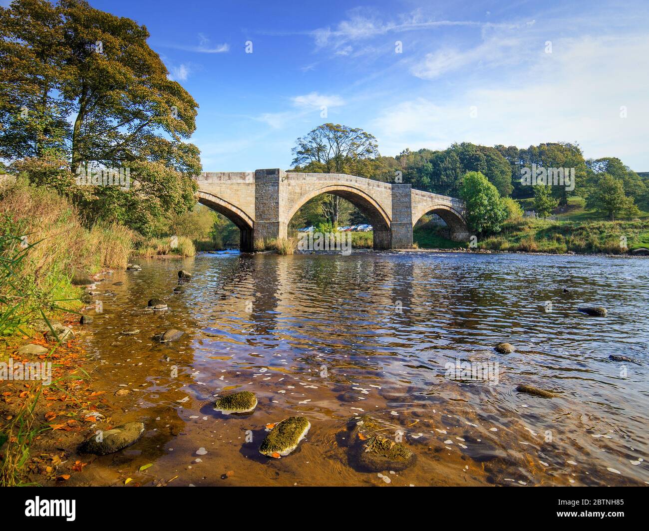 Barden Bridge et la rivière Wharfe, à Upper Wharfedale, dans le parc national de Yorkshire Dales, au Royaume-Uni Banque D'Images