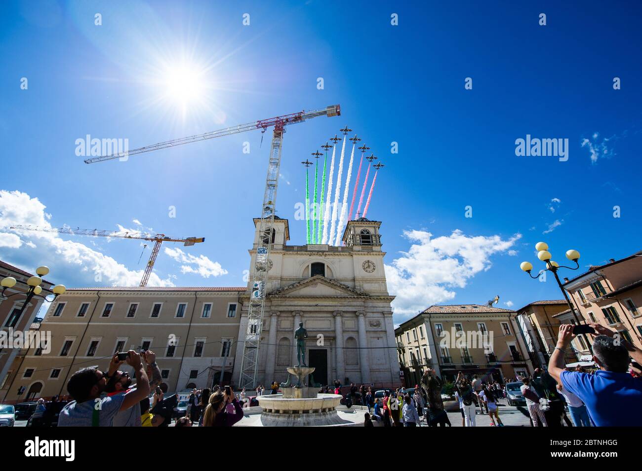 Frecce Tricolori de l'Armée de l'Air italienne survolant la ville de l'Aquila et survolera toute l'Italie. (Photo de Lorenzo Di Cola/Pacific Press/Sipa USA) crédit: SIPA USA/Alay Live News Banque D'Images