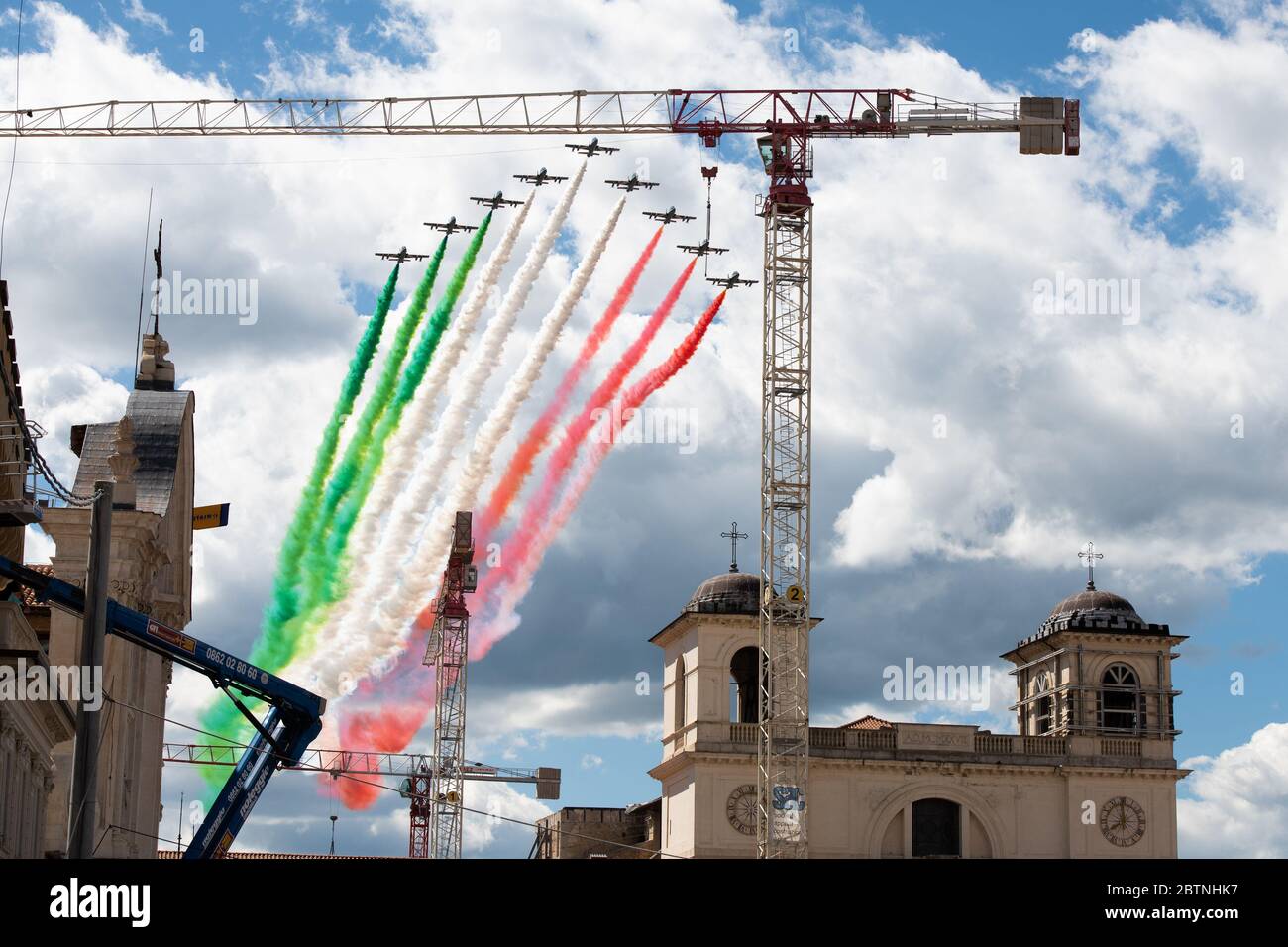 Frecce Tricolori de l'Armée de l'Air italienne survolant la ville de l'Aquila et survolera toute l'Italie. (Photo de Lorenzo Di Cola/Pacific Press/Sipa USA) crédit: SIPA USA/Alay Live News Banque D'Images