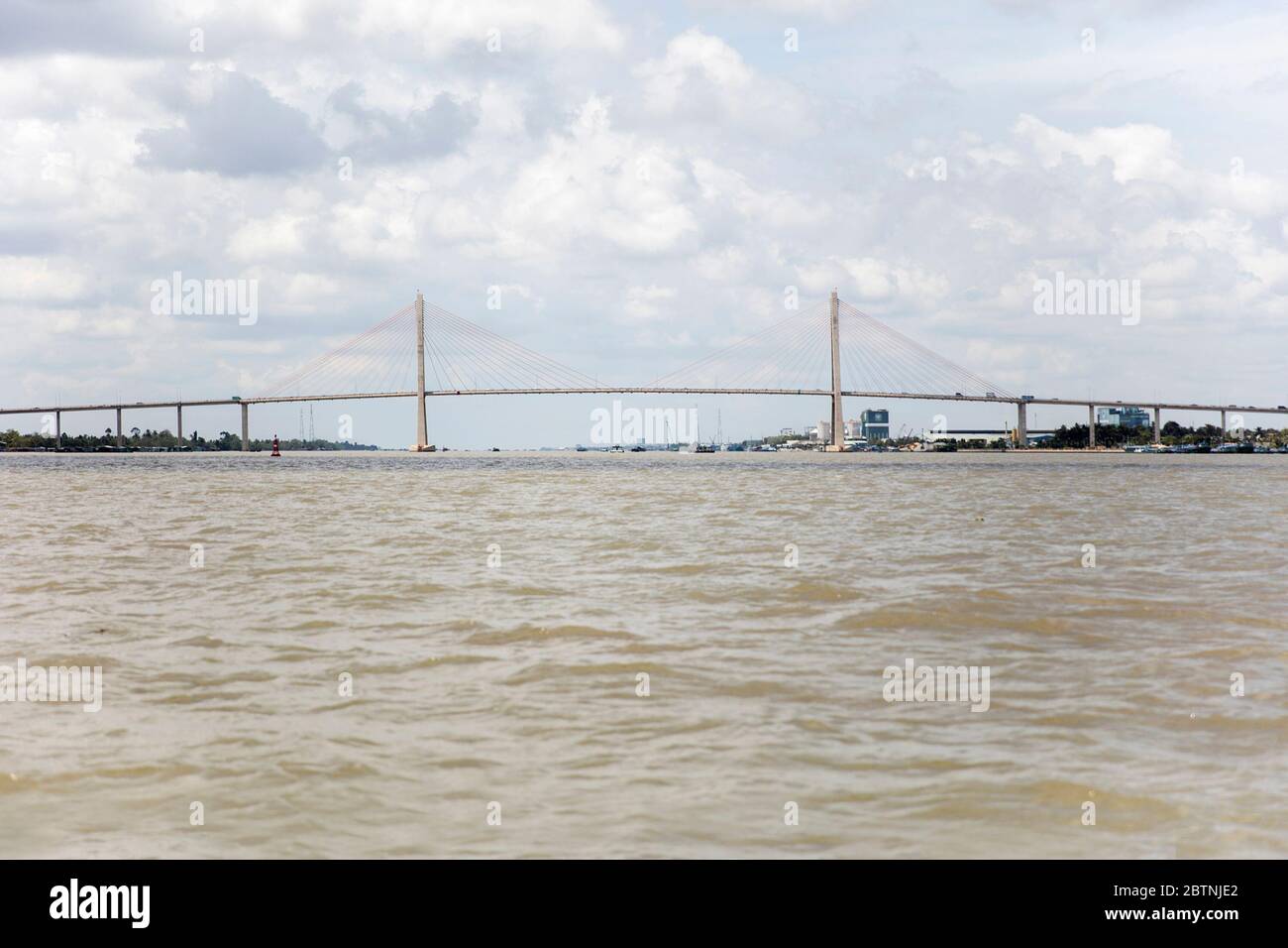 Pont Rach Mieu dans le delta du Mékong, Vietnam. Pont reliant la province de Tien Giang à la province de Ben Tre. Banque D'Images