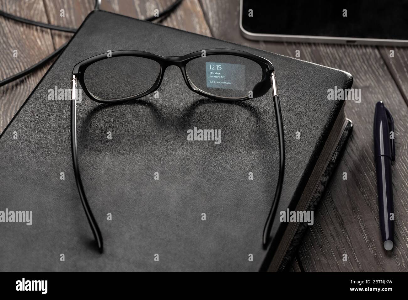 L'heure, la date et la notification s'affichent sur l'objectif des lunettes à puce Banque D'Images
