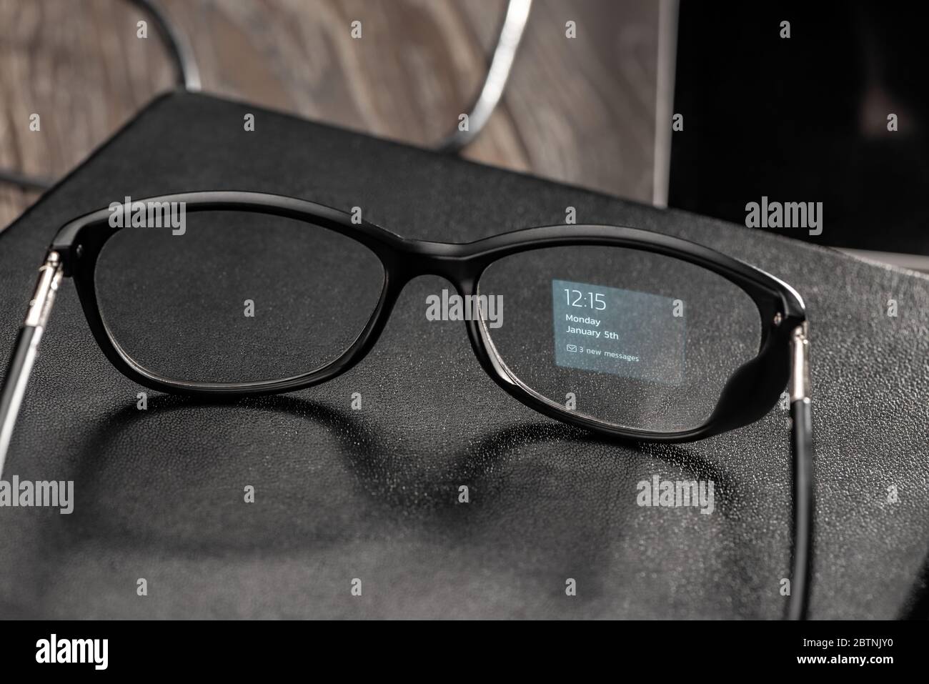 Notifications de date, d'heure et de message sur un objectif de Smart-Lens Banque D'Images