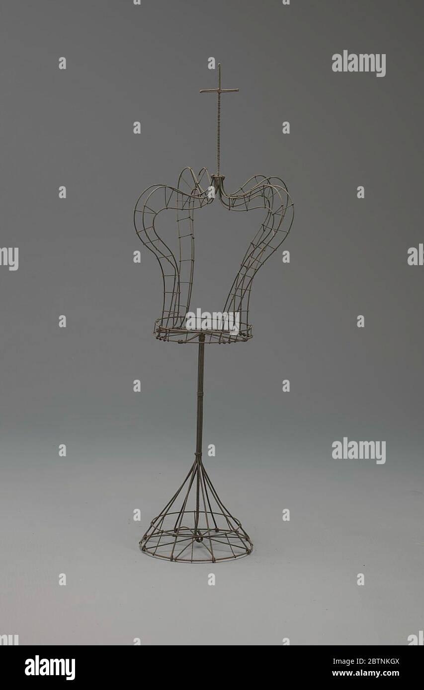 Traverse de couronne de cadre métallique sur le support. La victoire sur la mort est enracinée dans les tenants de la foi chrétienne, et au XIXe siècle, ce concept a été amplifié. La mort et l'éternité dans le ciel ont été considérées comme la victoire de la fidélité. Banque D'Images