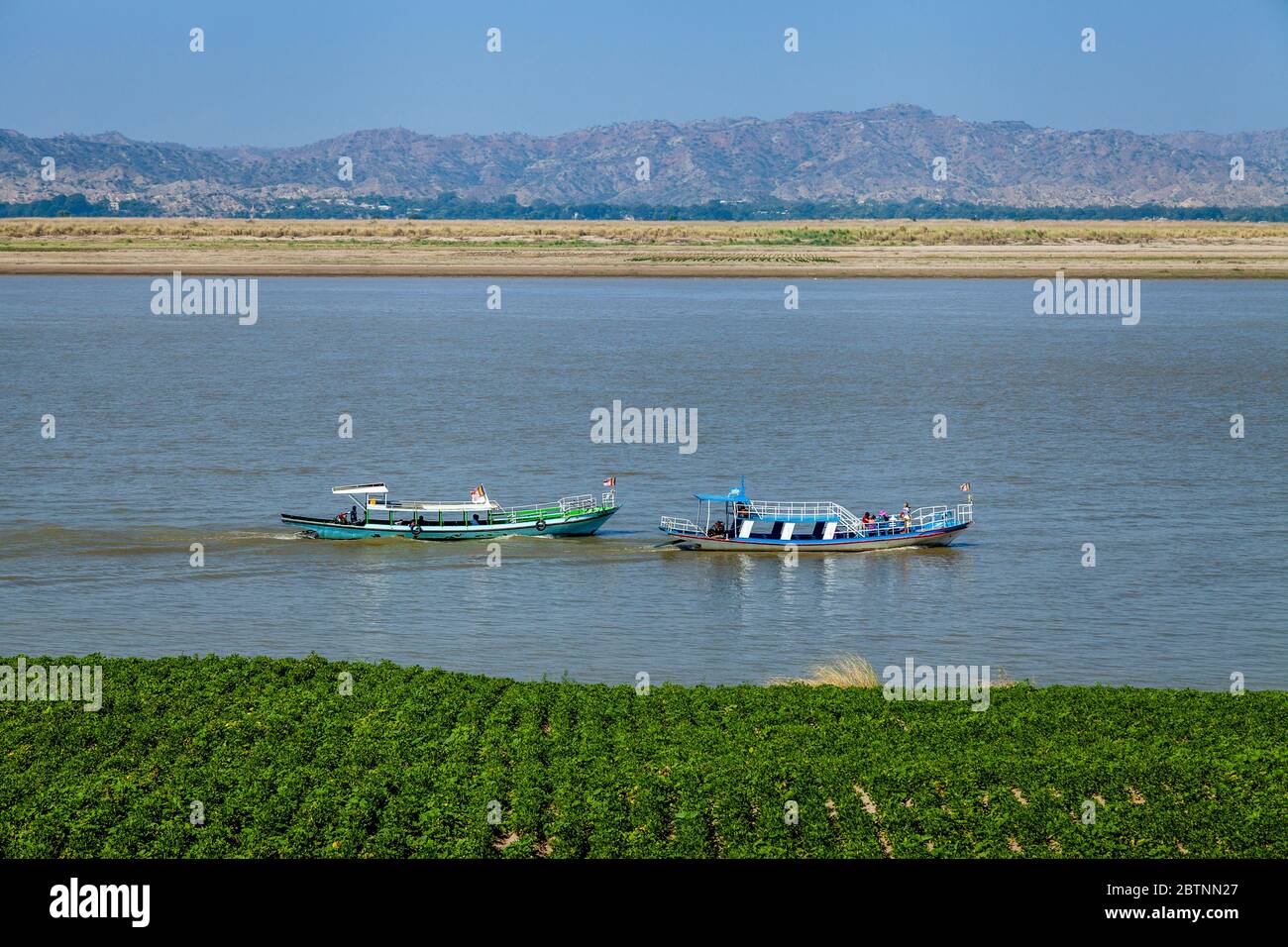 Trafic fluvial sur la rivière Irrawaddy (Ayeyarwady), Bagan, région de Mandalay, Myanmar. Banque D'Images