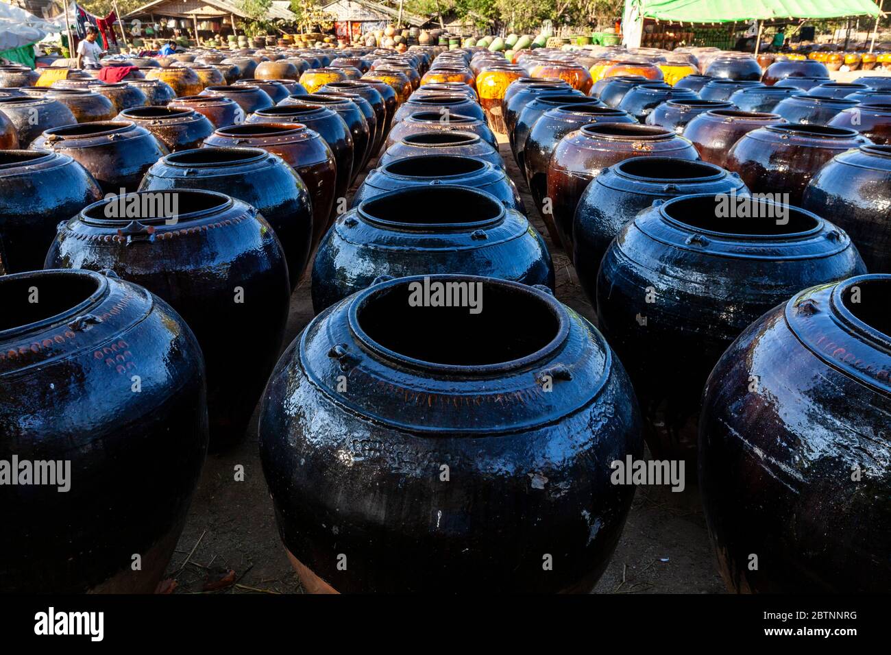 Grands pots de stockage en céramique à vendre à l'extérieur du temple Ananda, Bagan, région de Mandalay, Myanmar. Banque D'Images