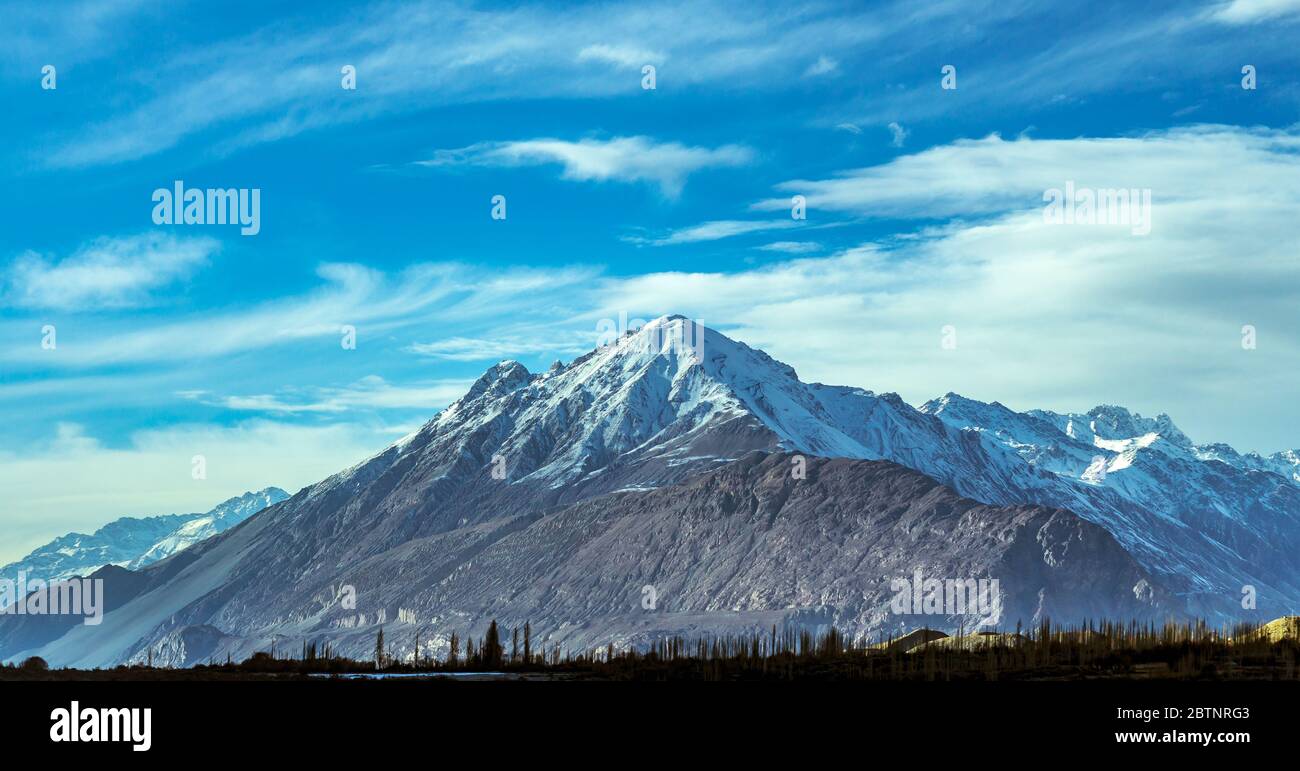 Le Ladakh, Inde - Vue panoramique sur le pic de l'Himalaya. Les montagnes de neige au Ladakh avec amazing cloudscape est juste fascinante. Banque D'Images