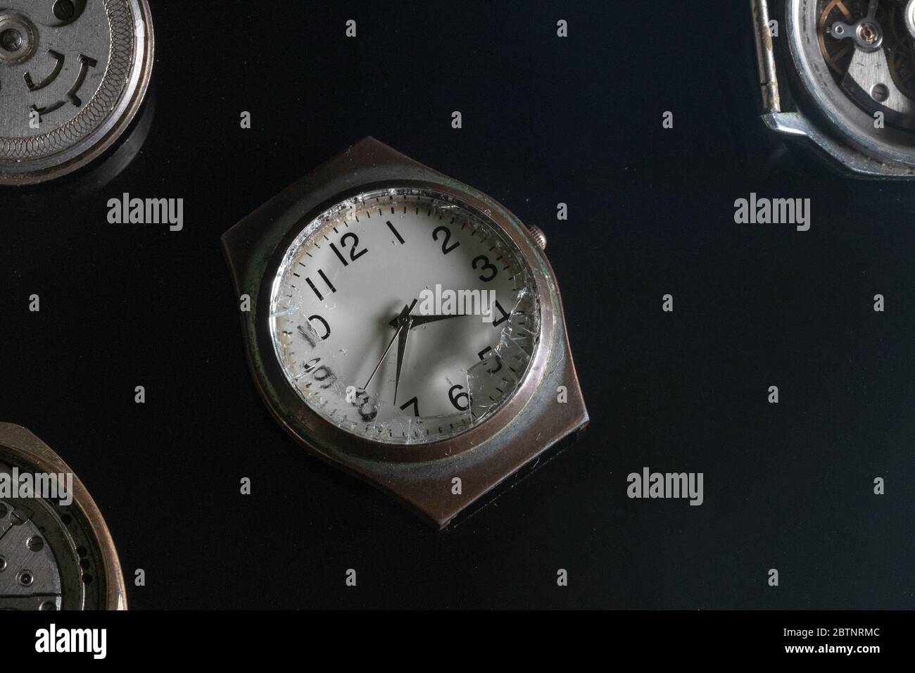 Verre cassé sur la montre, gros plan, sur fond noir Photo Stock - Alamy