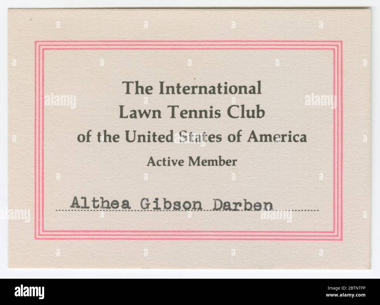 Carte de membre pour le Club de tennis Lawn des États-Unis pour Althea Gibson. Carte de membre pour le Club international de tennis de pelouse des États-Unis d'Amérique [l'International/Club de tennis de pelouse/des États-Unis d'Amérique/membre actif/Althea Gibson Darben]. Bordé de rose. Banque D'Images