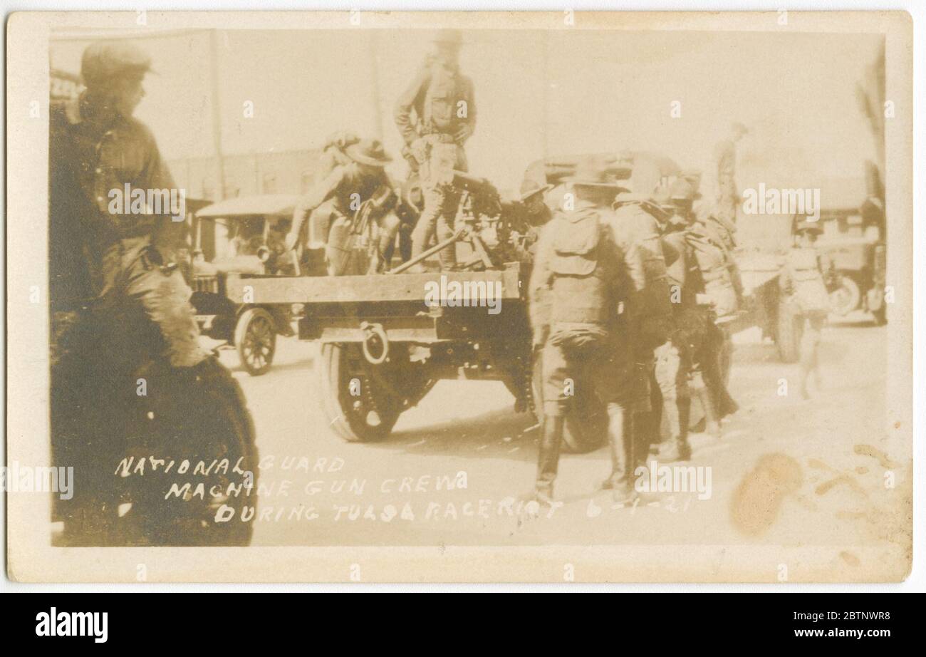 Équipe de mitrailleuse de la Garde nationale pendant la course Riot 6121 de Tulsa. Carte postale photographique en noir et blanc des gardes nationaux avec mitrailleuse montée à l'arrière d'un camion à plateau dans les rues de Tulsa, Oklahoma. Banque D'Images