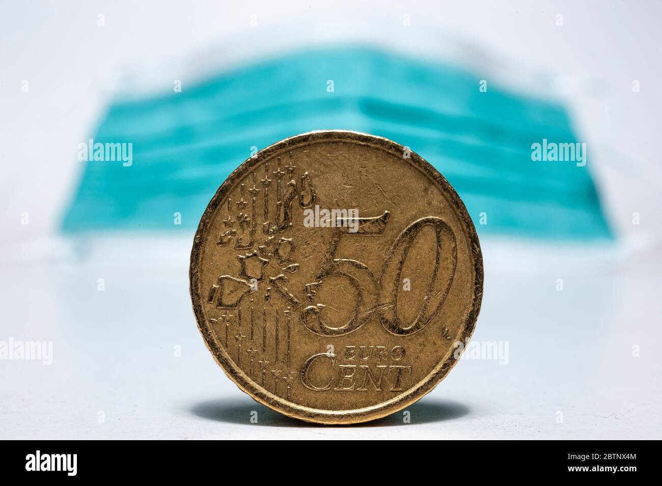 le gouvernement italien a fixé le prix des masques chirurgicaux à 50 centimes d'euro la pièce. Banque D'Images