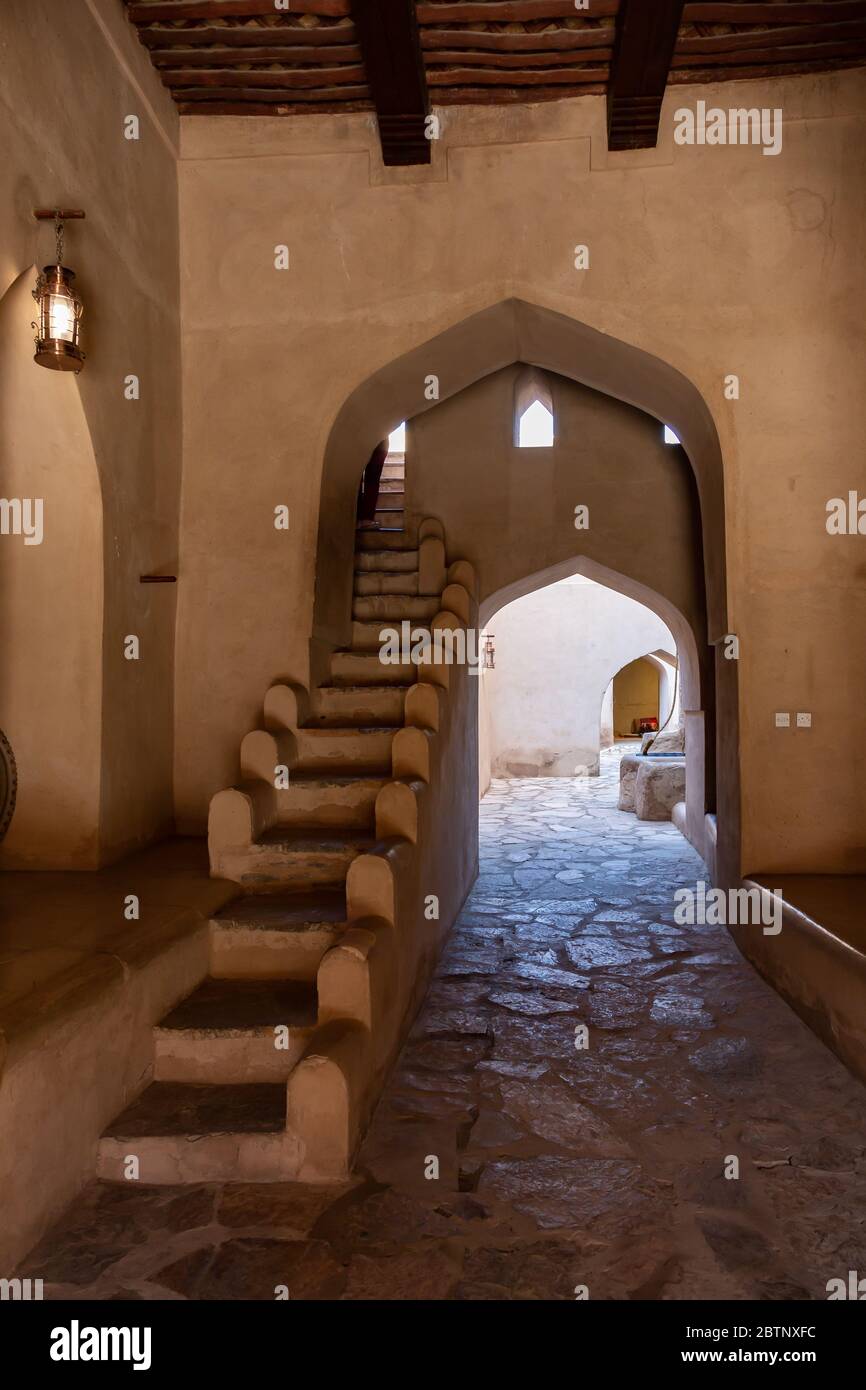 Escaliers et passage dans l'ancienne argile du fort de Nizwa, Oman Banque D'Images