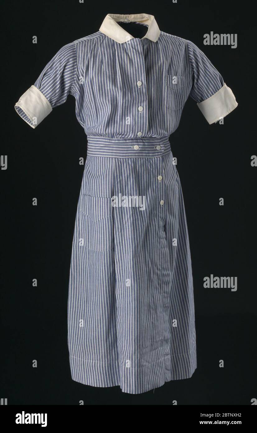 Robe d'uniforme d'infirmières portée par Pauline Brown Payne. Uniforme d'infirmière à rayures bleues et blanches porté par Pauline Brown Payne. La robe est dotée d'un bouton sur le devant et d'un col blanc et de poignets amovibles. Banque D'Images
