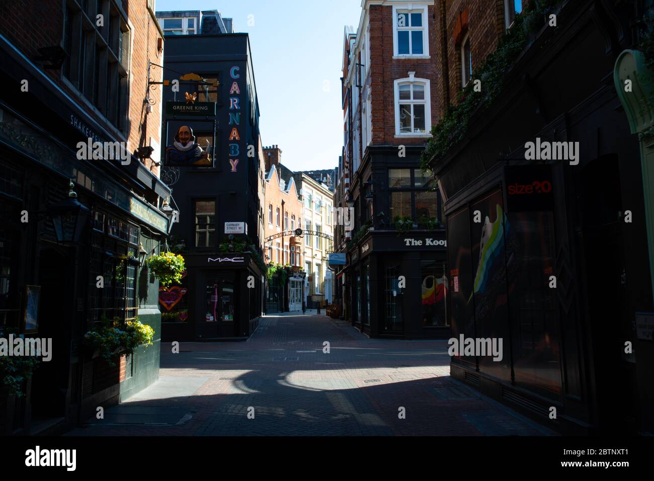 Foubert de Londres vide de circulation et de personnes. La rue est déserte en raison des règlements de confinement mis en place pendant l'épidémie de coronavirus. Banque D'Images