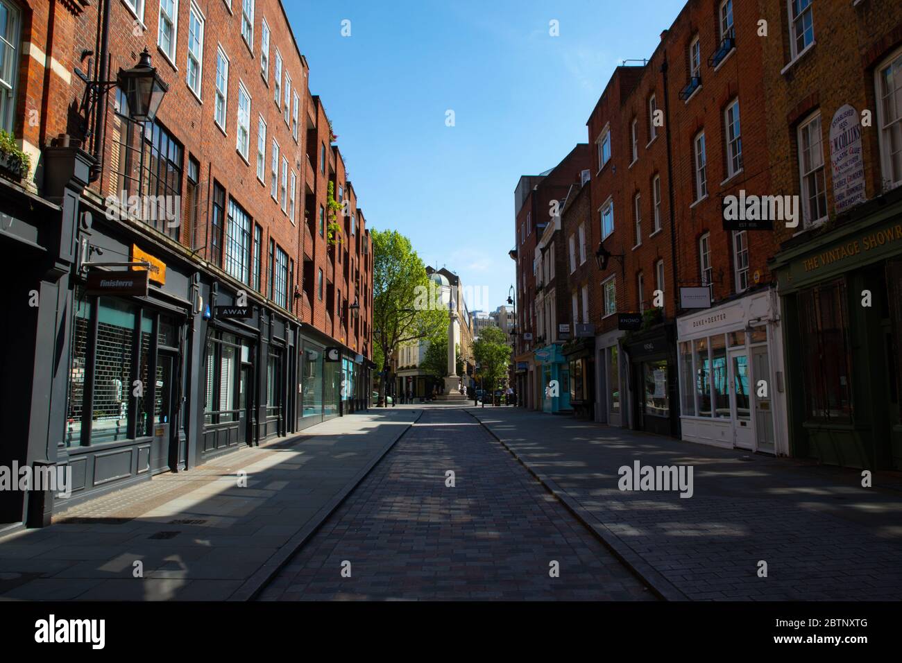 La rue Earlham est à sept cadrans, sans personnes ni circulation. La région est calme en raison des règlements de confinement mis en place pendant l'épidémie de coronavirus. Banque D'Images